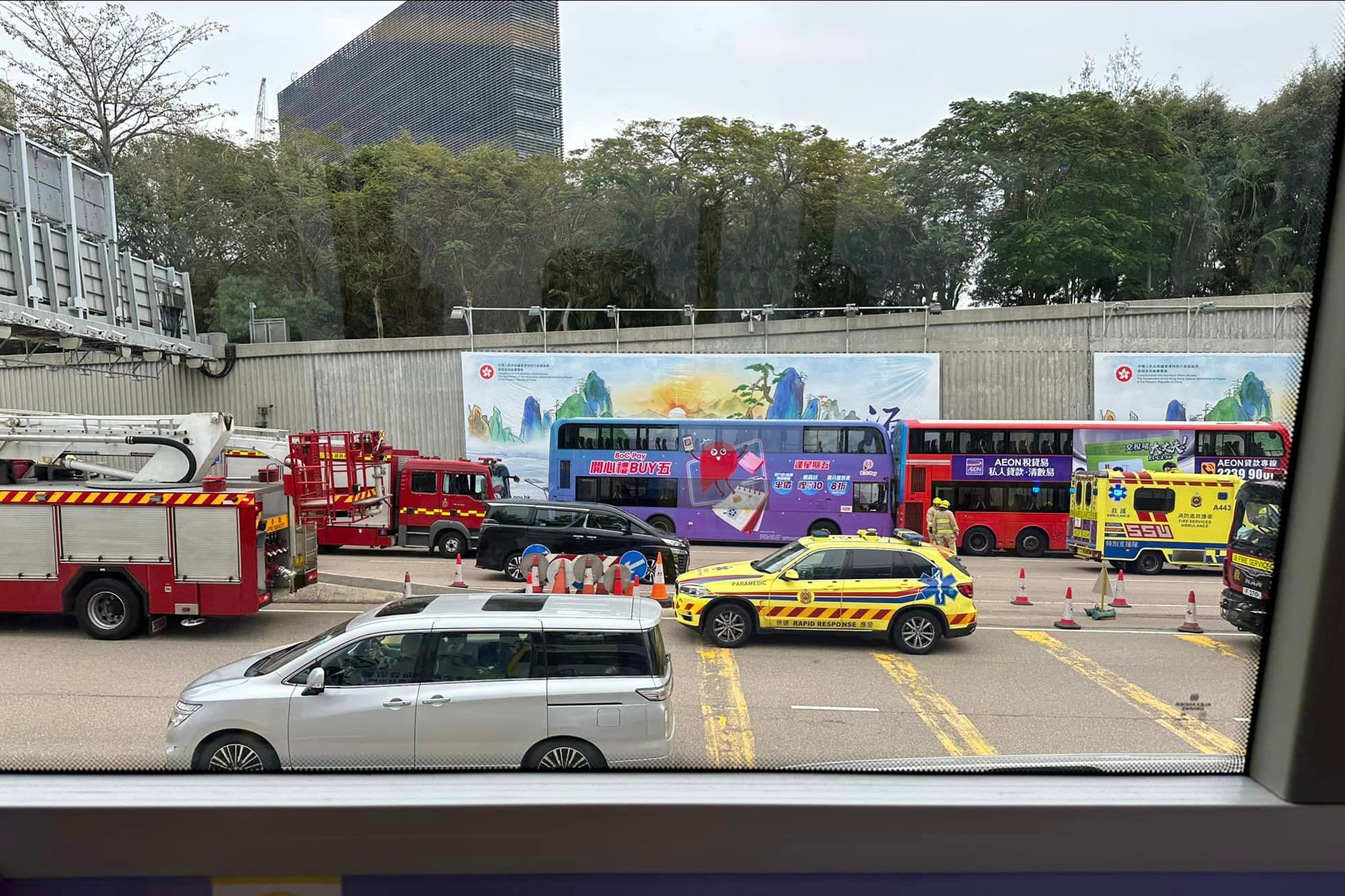The KMB buses collided near the entrance of the Western Harbour Tunnel. Photo: Facebook/ 香港交通及突發事故報料區