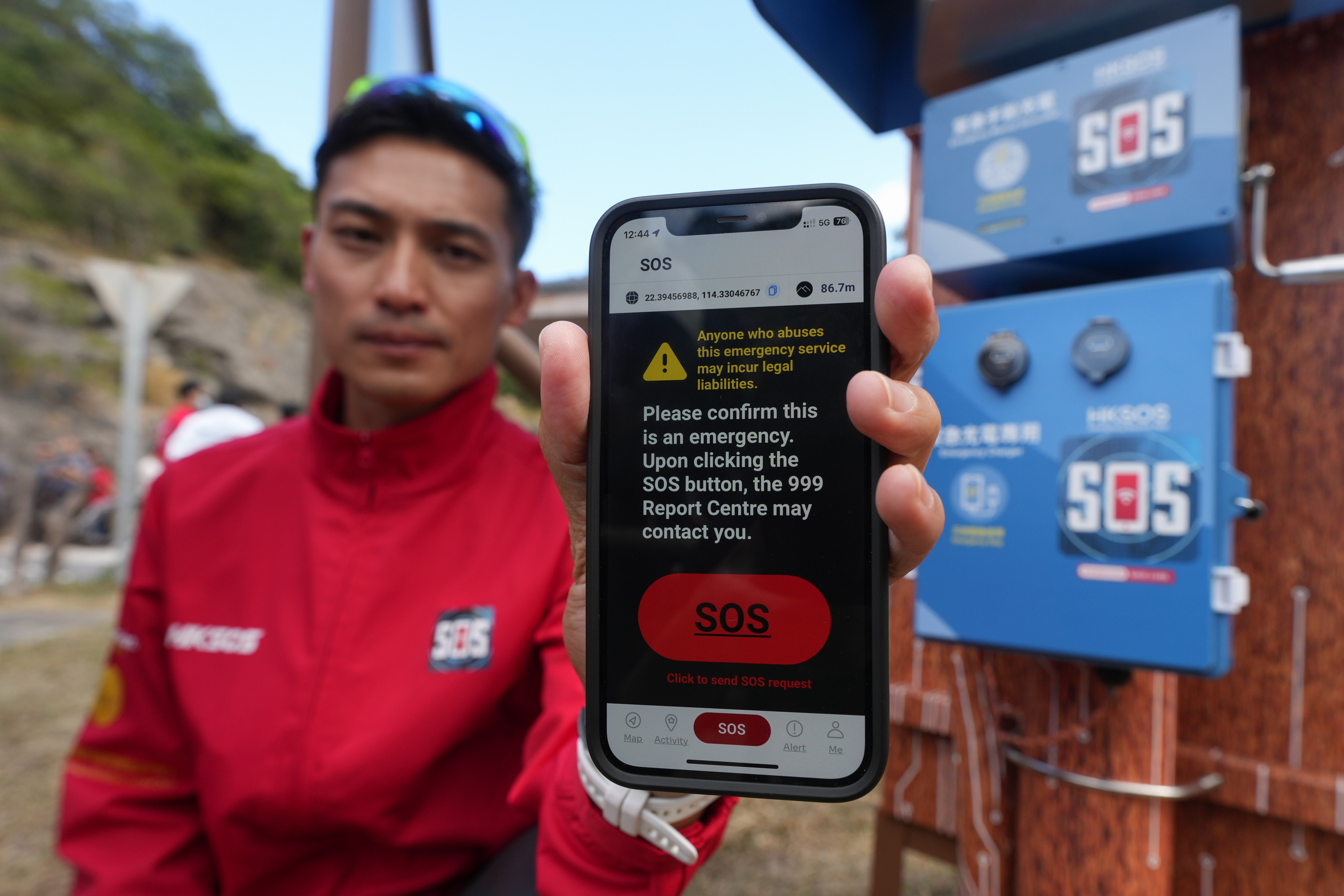 Hikers can use the HKSOS app on their phone to request rescue even if there is no mobile signal, January 20, 2024. Photo: Eugene Lee