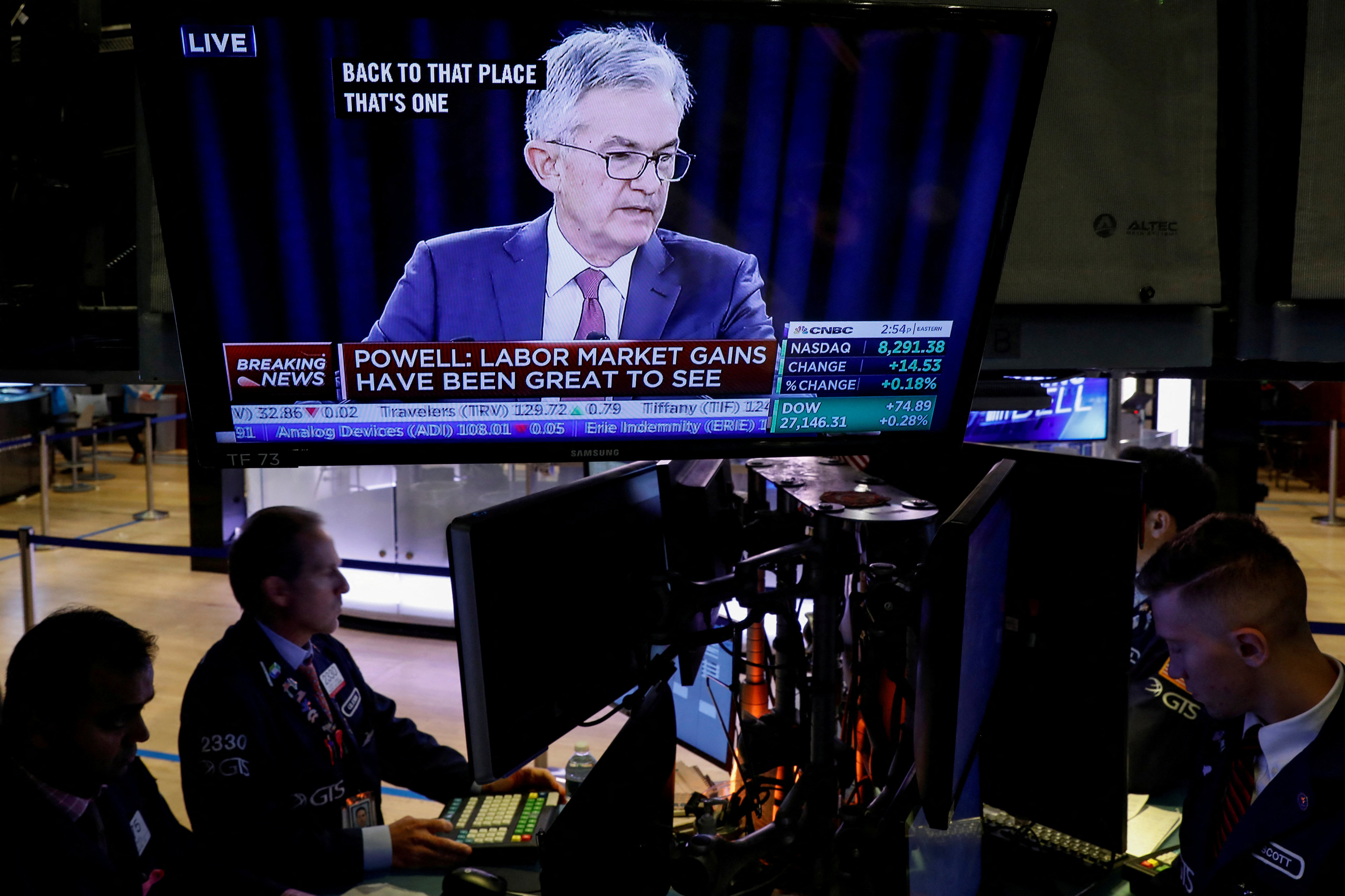 Traders worked while a screen showed US Federal Reserve Chairman Jerome Powell’s news conference after the U.S. Federal Reserve interest rates announcement, on the floor of the New York Stock Exchange (NYSE) on October 30, 2019. Photo: Reuters.