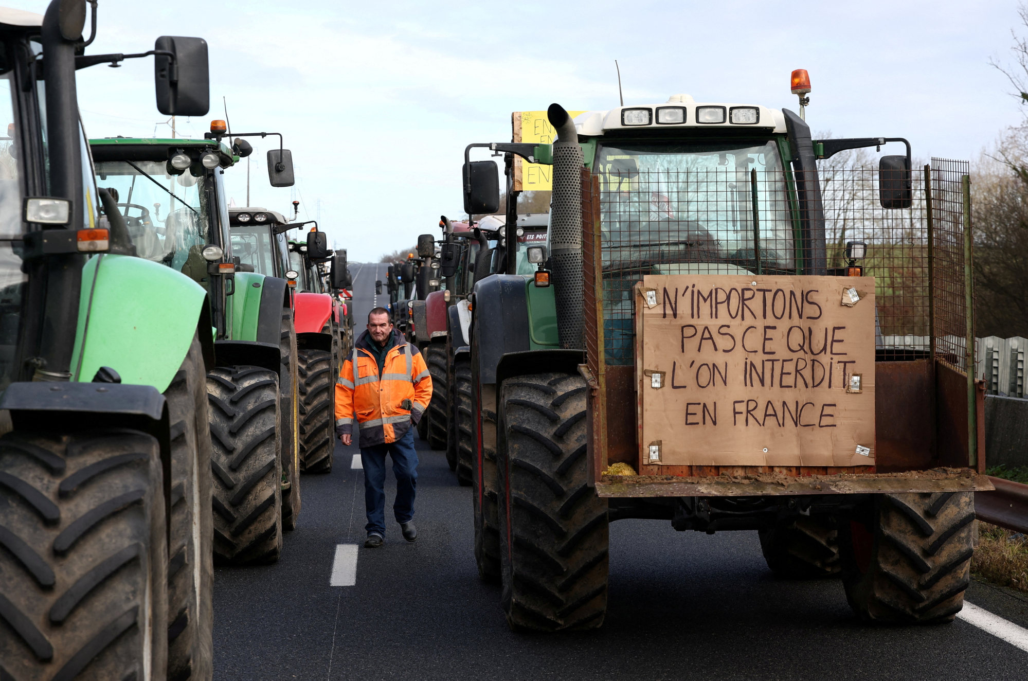 Activistas climáticos franceses arrojan sopa a la Mona Lisa en medio de protestas de los agricultores