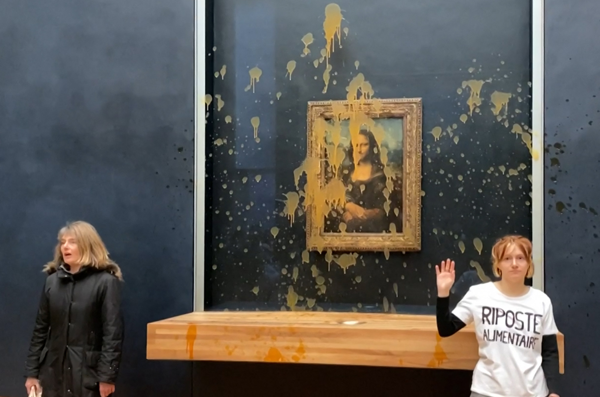 Activistas climáticos franceses arrojan sopa a la Mona Lisa en medio de protestas de los agricultores