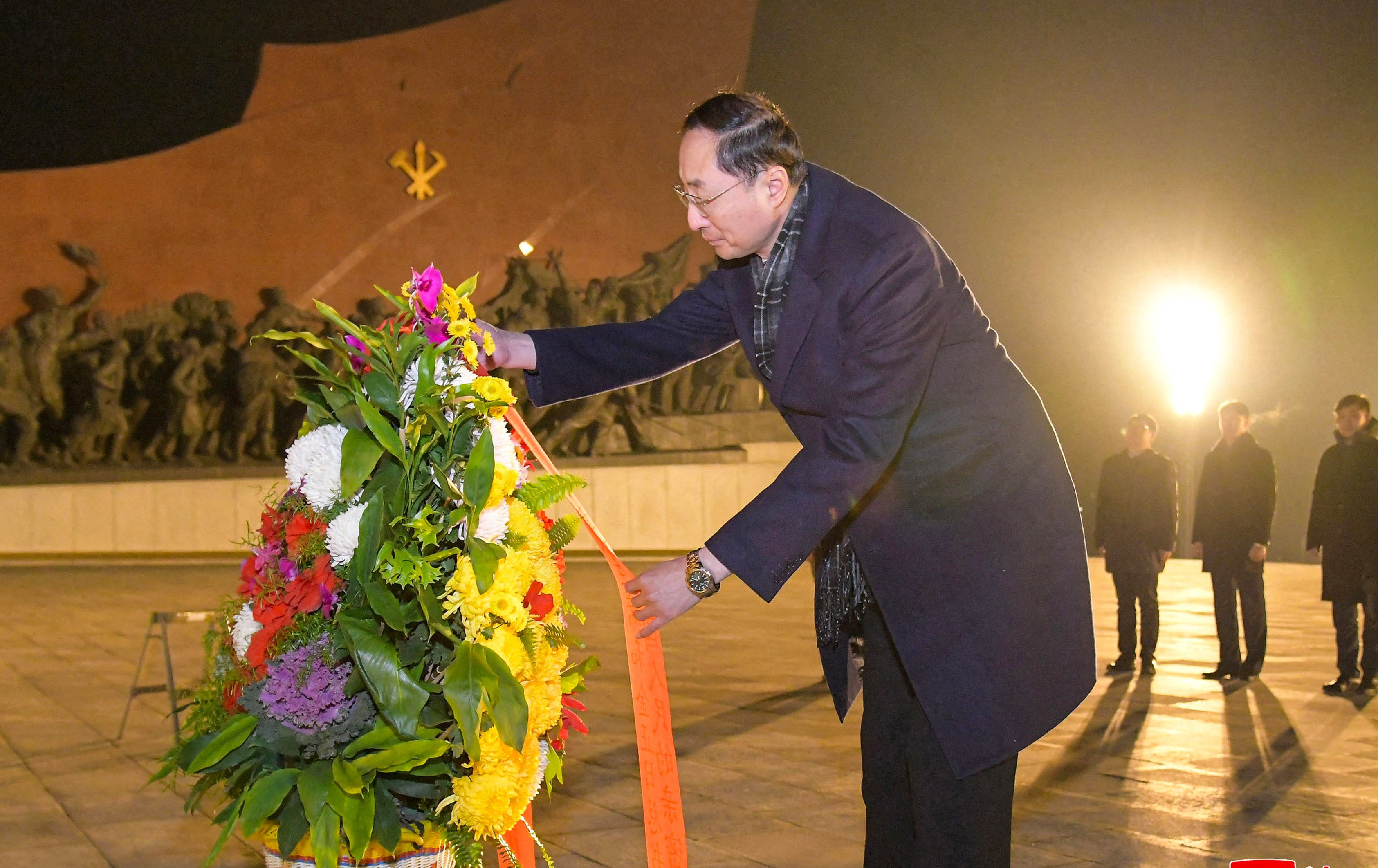 Chinese foreign vice-minister arranges a floral tribute as he visits the statues of former North Korean leaders in Pyongyang on Friday. Photo: KCNA via Reuters 