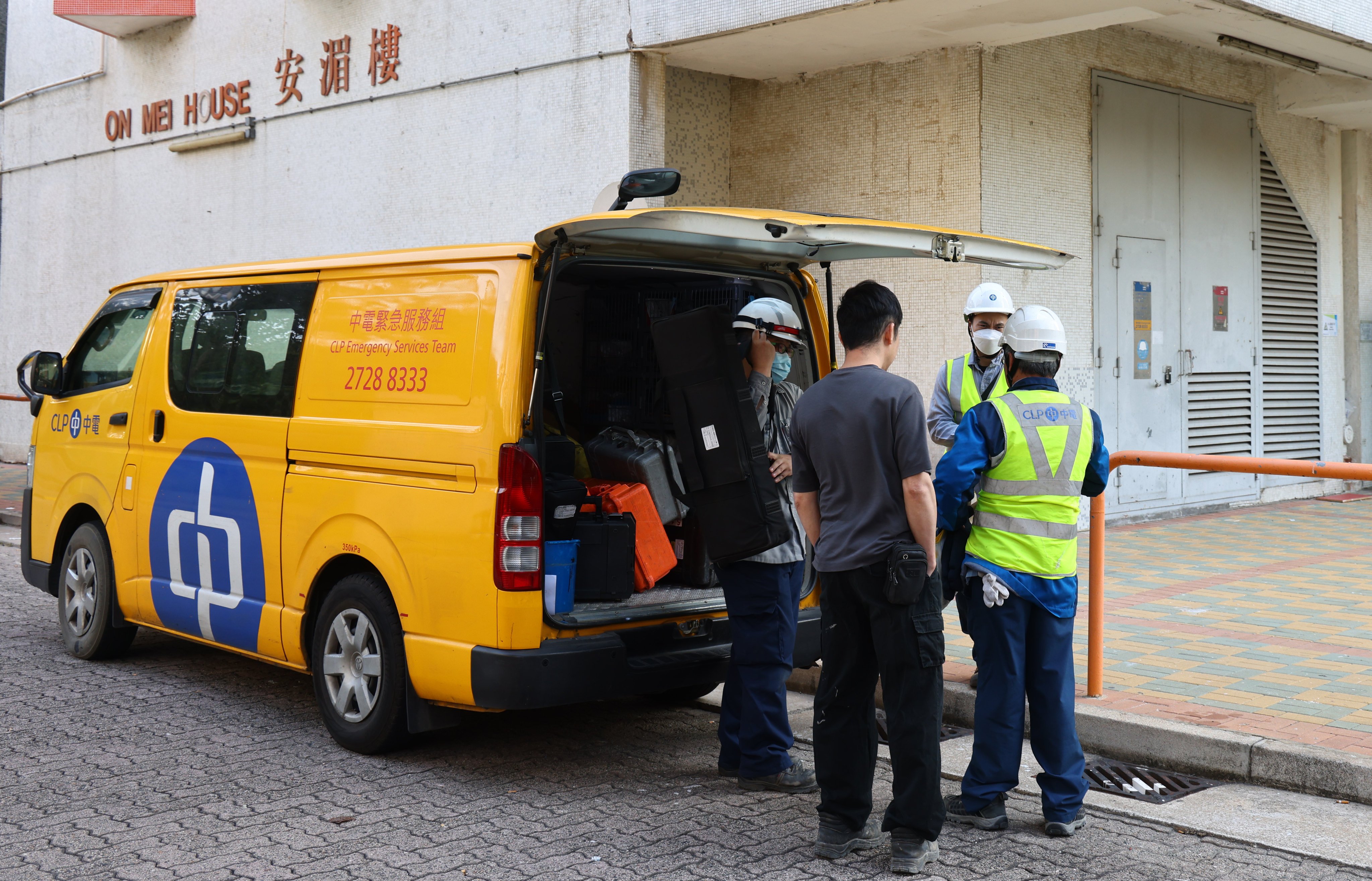 CLP engineering personnel at Cheung On Estate in Tsing Yi on January 7. Photo: Dickson Lee