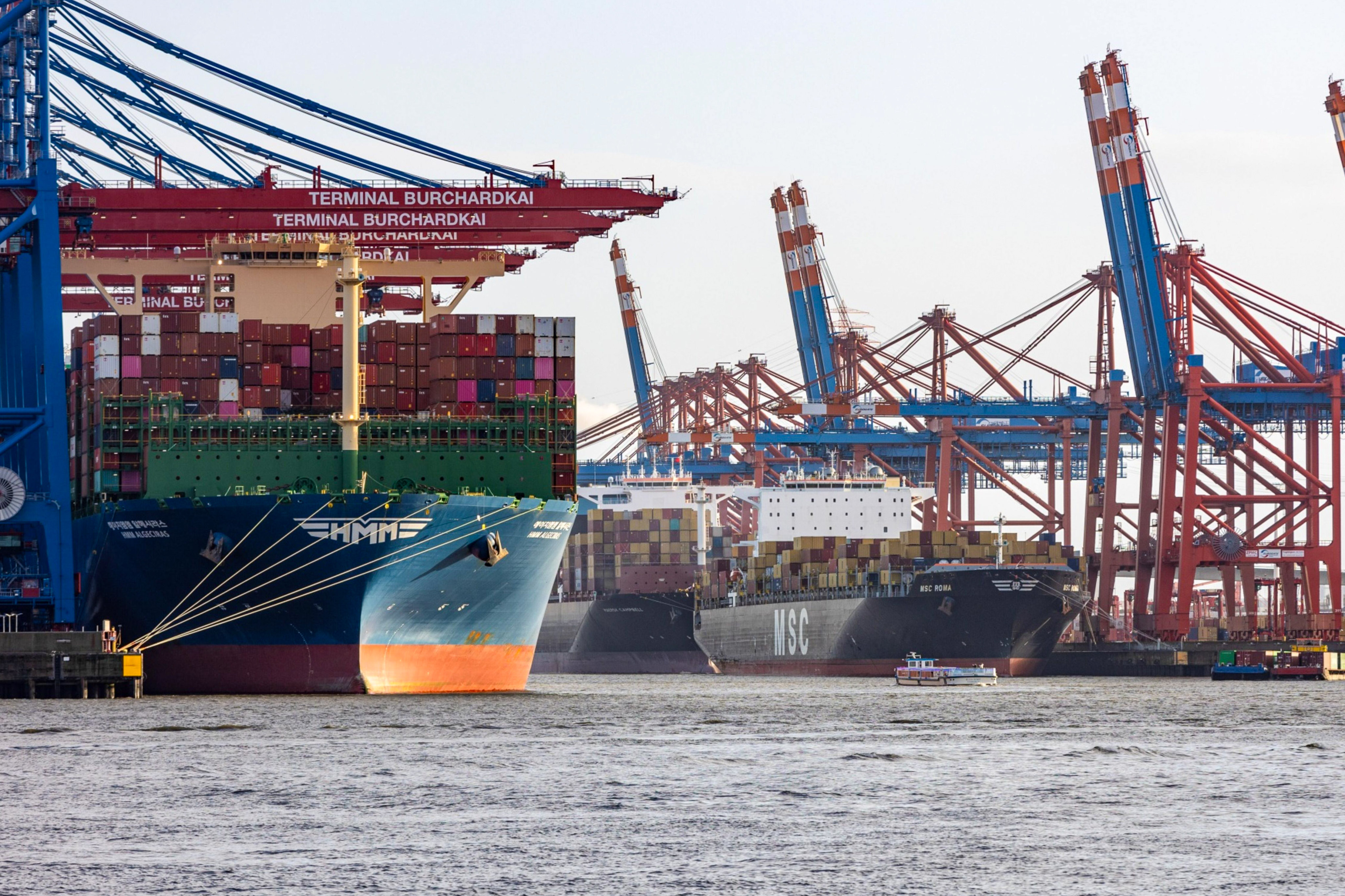 Container ships are seen docked at the Port of Hamburg in Germany, whose international economic promotion agency says China may no longer be the EU nation’s top trading partner this year. Photo: Bloomberg