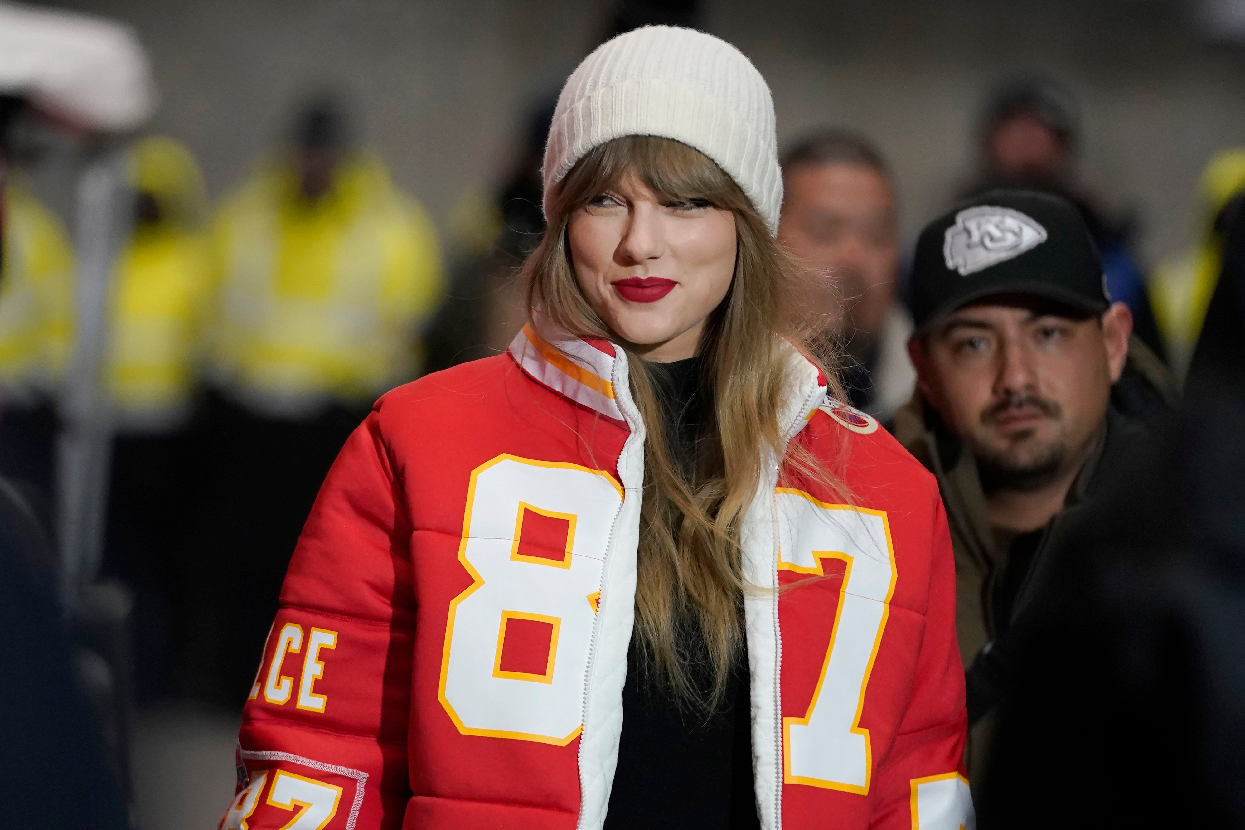 Taylor Swift “cannot style a dress. Or a skirt. Or anything”, claims one critic at Fashion Magazine; others appreciate the down-to-earth authenticity of her off-duty looks, like what she wore for this outing at a recent Kansas City Chiefs match on January 13. Photo: AP Photo