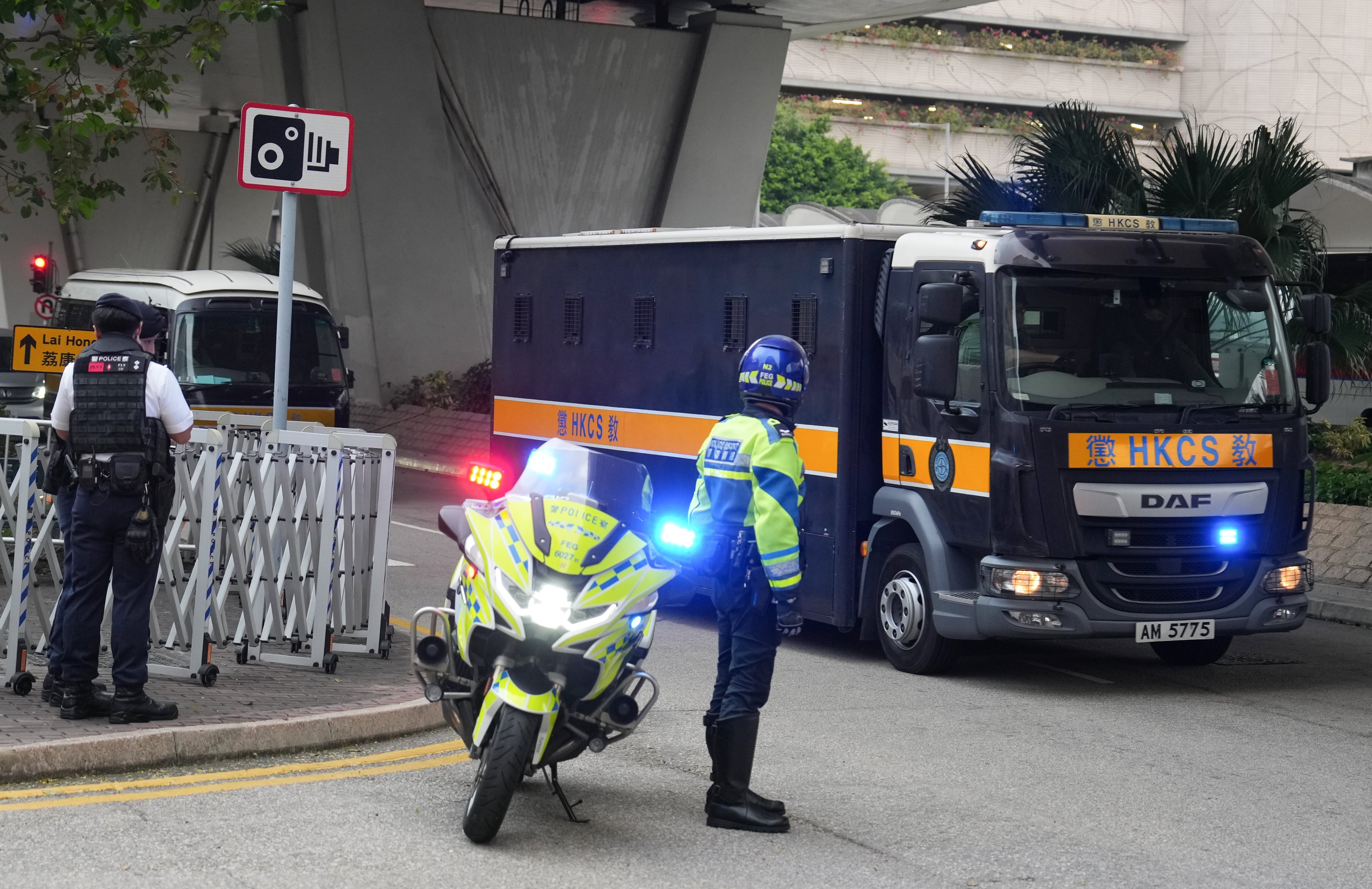 A prison van carrying Jimmy Lai arriving at West Kowloon Court on January 2. The defence on Wednesday challenged a sworn statement submitted by ex-publisher Cheung Kim-hung. Photo: Elson Li
