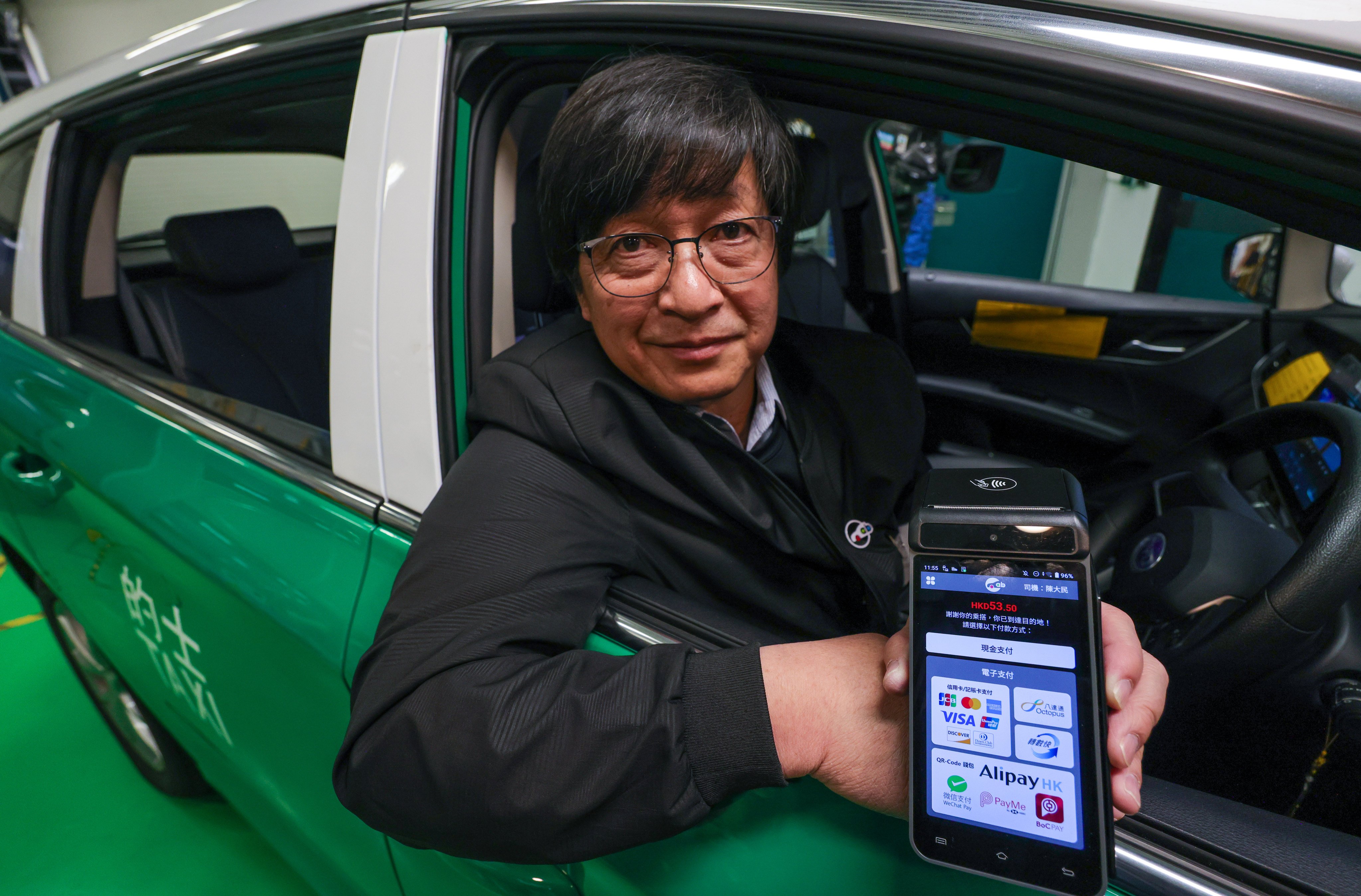 Wong Yu-ting, managing director of CabCab and chairman of the Hong Kong Tele-call Taxi Association, shows how the smart taxi meter works. Photo: May Tse
