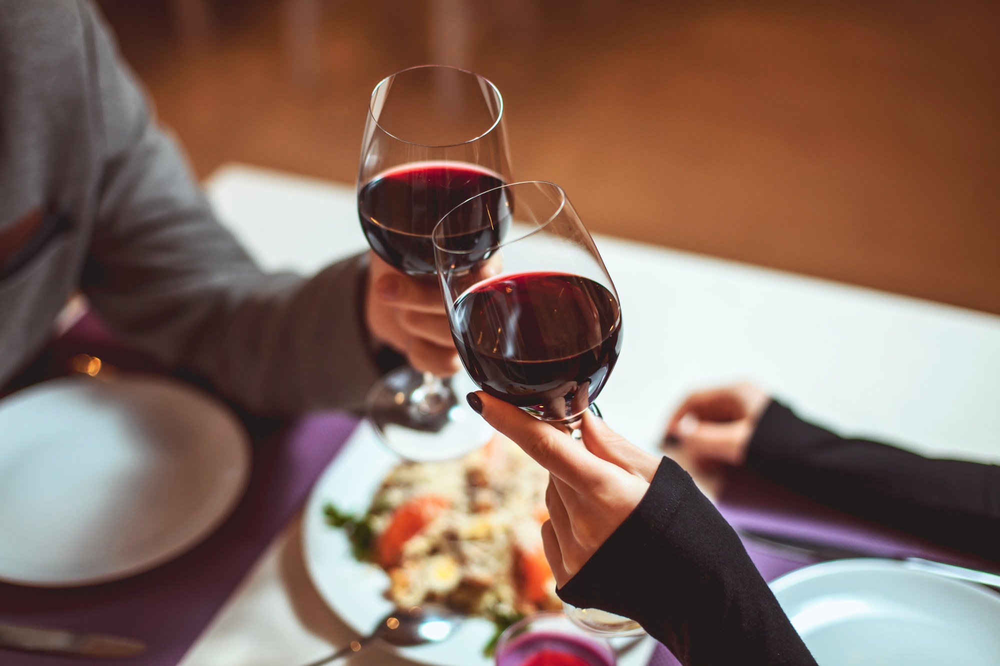 Пара бокалов вина. Бокал вина. Бокал вина на столе в ресторане. Бокал красного вина. Романтический ужин в ресторане.