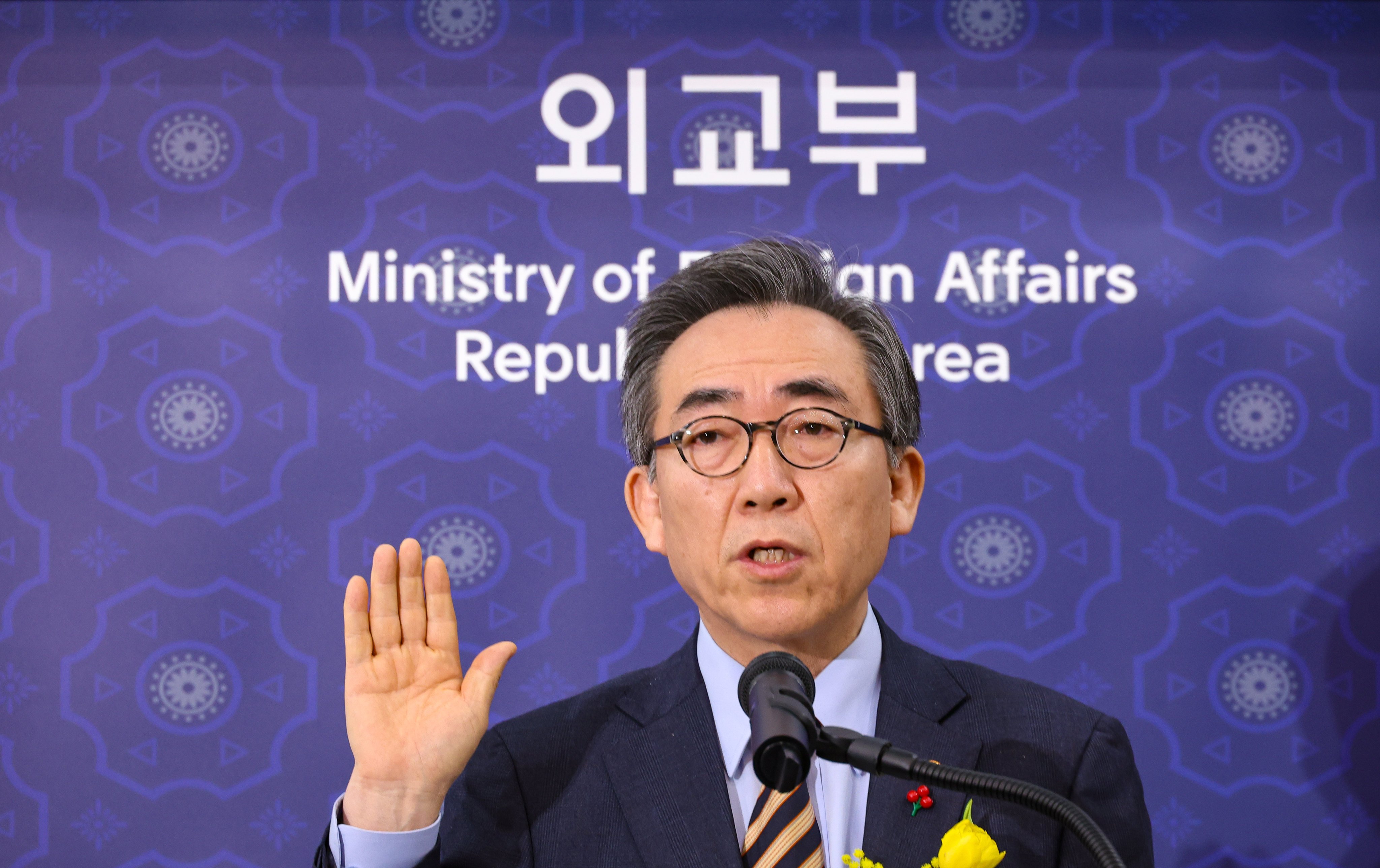 South Korean Foreign Minister Cho Tae-yul takes the oath of office in Seoul on January 12. Photo: dpa