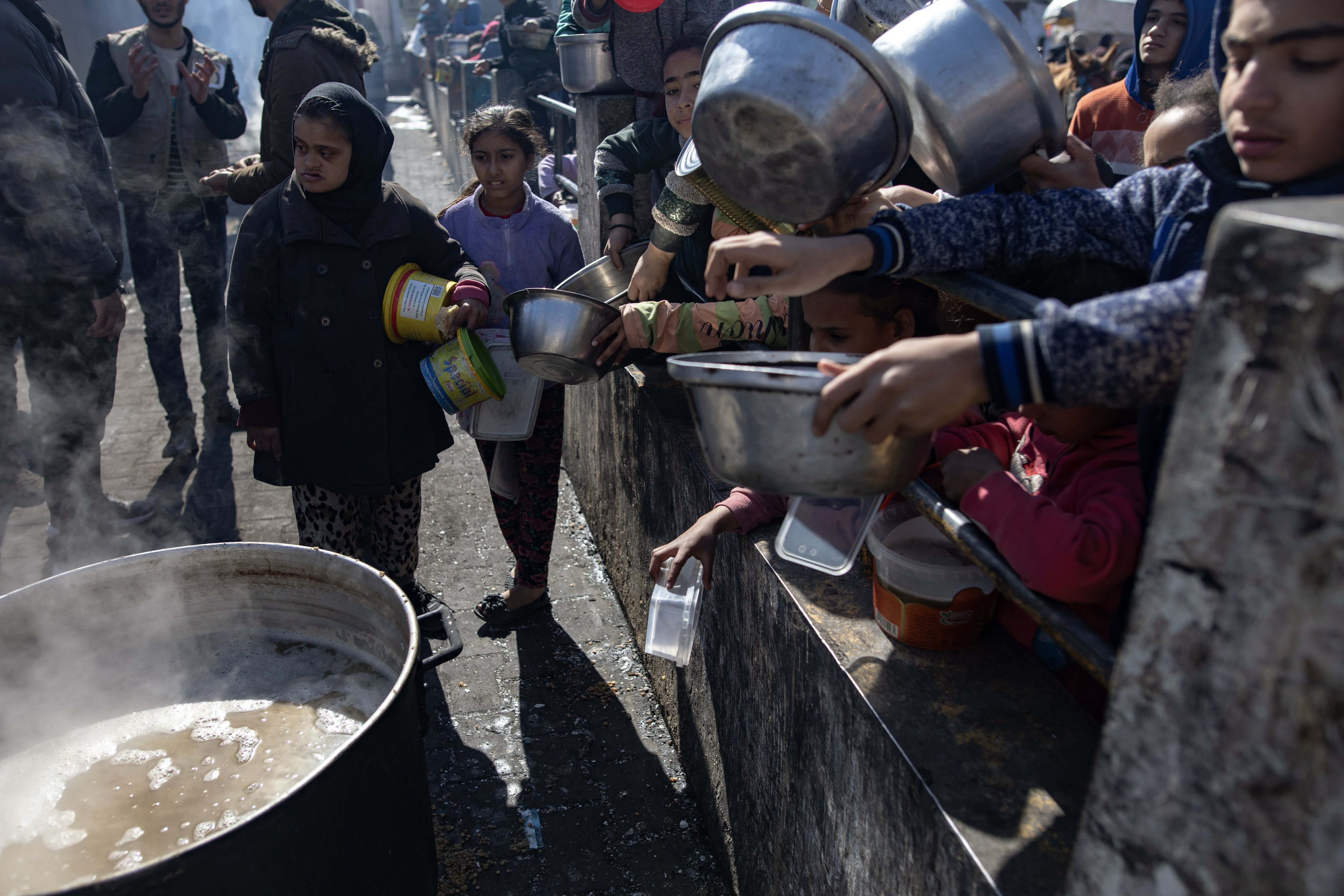 Displaced Palestinians awaiting to receive food aid at the Rafah refugee camp, southern Gaza Strip, on February 1. Photo: EPA-EFE