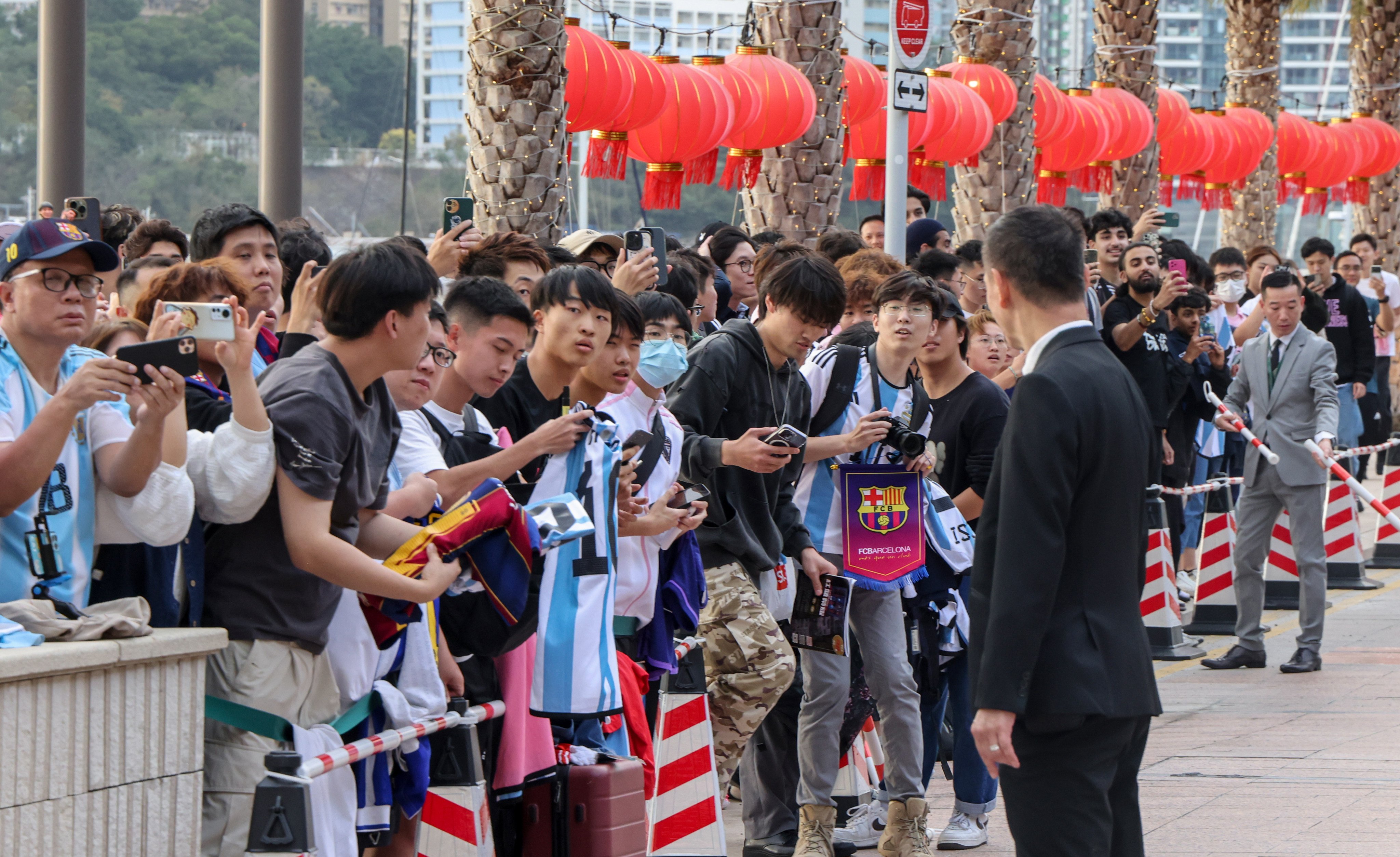 Hundreds of fans wait for the Inter Miami players to arrive at their hotel in Hong Kong. Photo: Jelly Tse