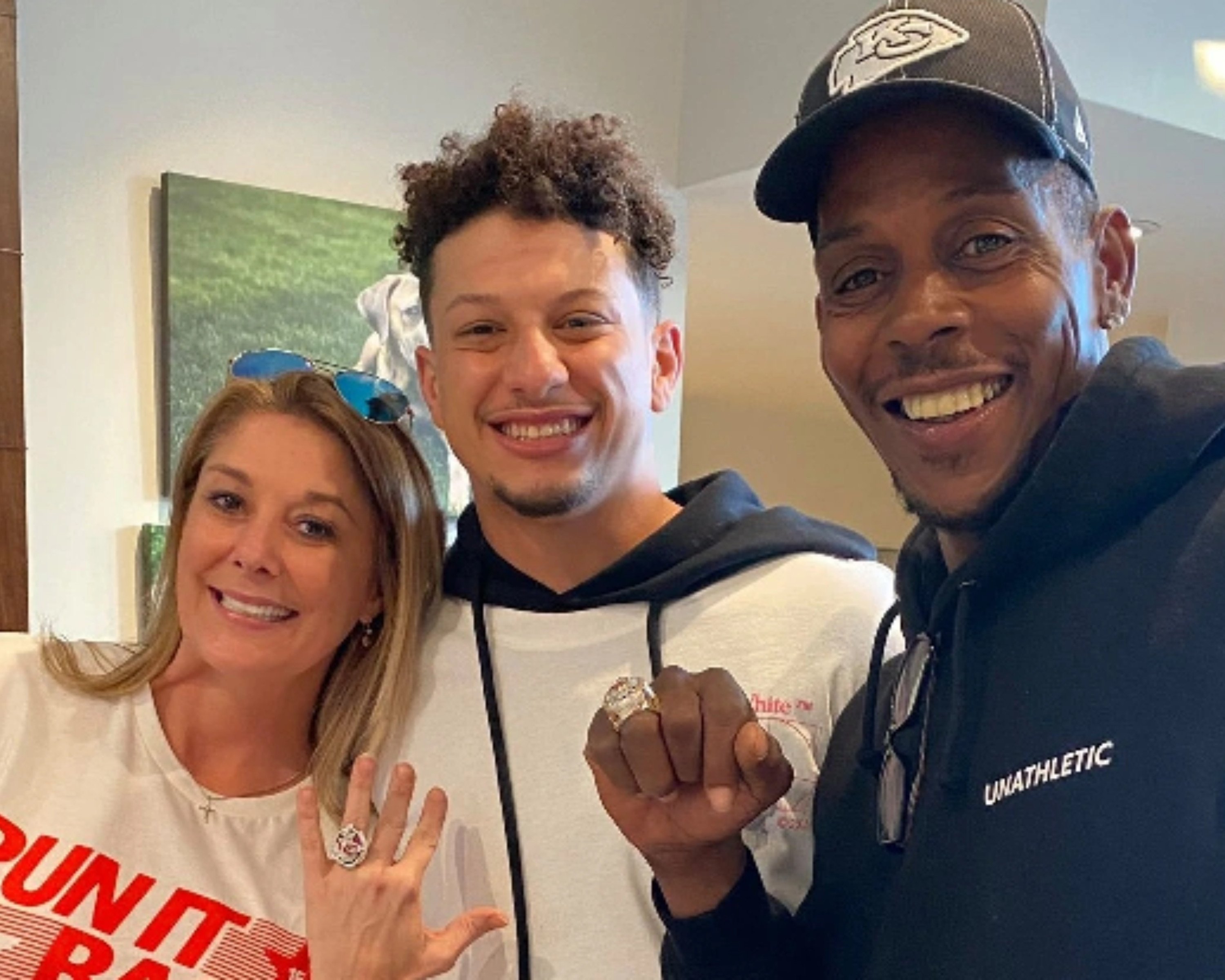 NFL player Patrick Mahomes with his supportive parents, Randi and Pat. Photo: @alexcastello29/Twitter 
