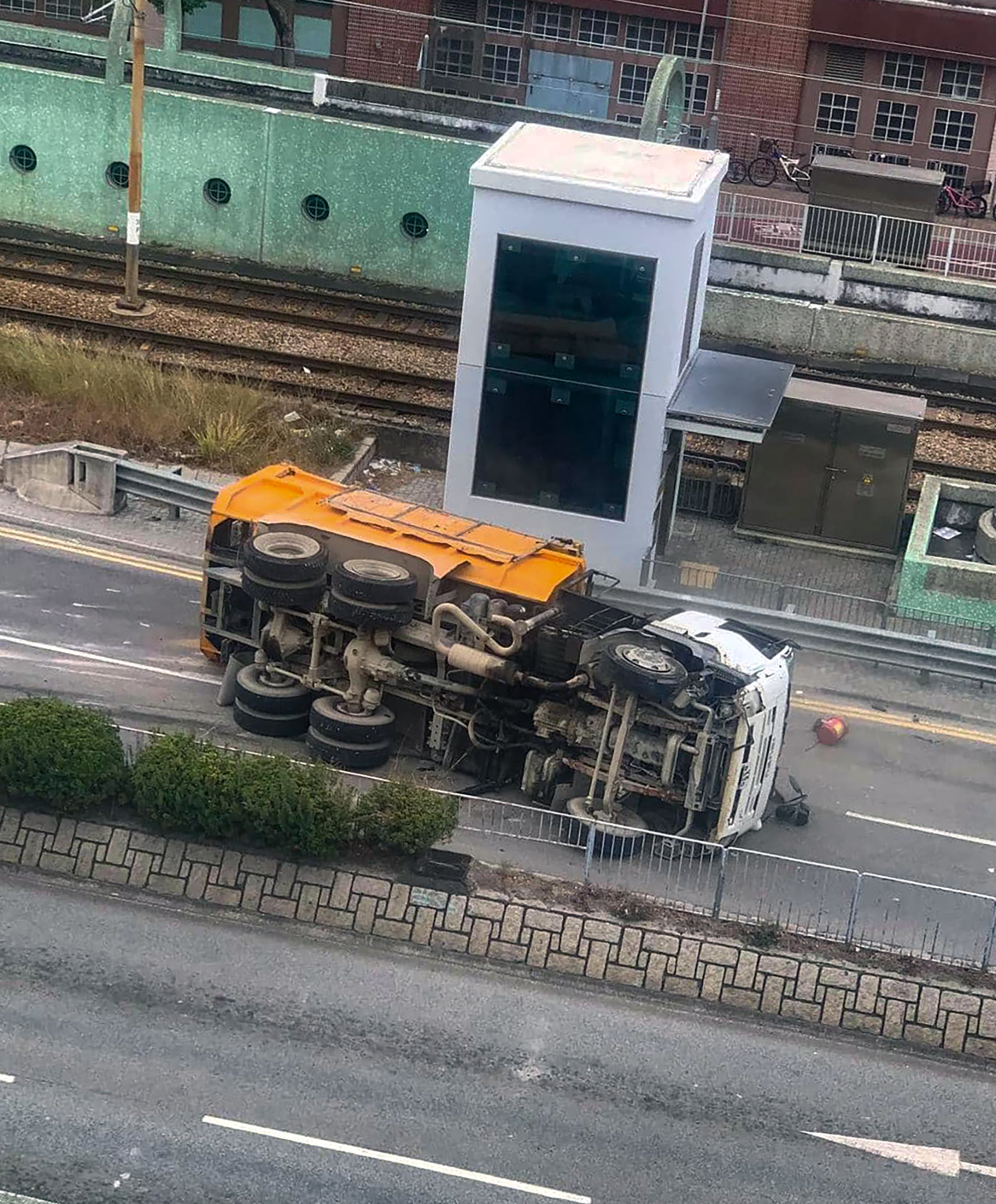 The overturned dumper truck, where a driver was trapped after it veered into a barrier and overturned. Photo: Facebook/@車cam L
