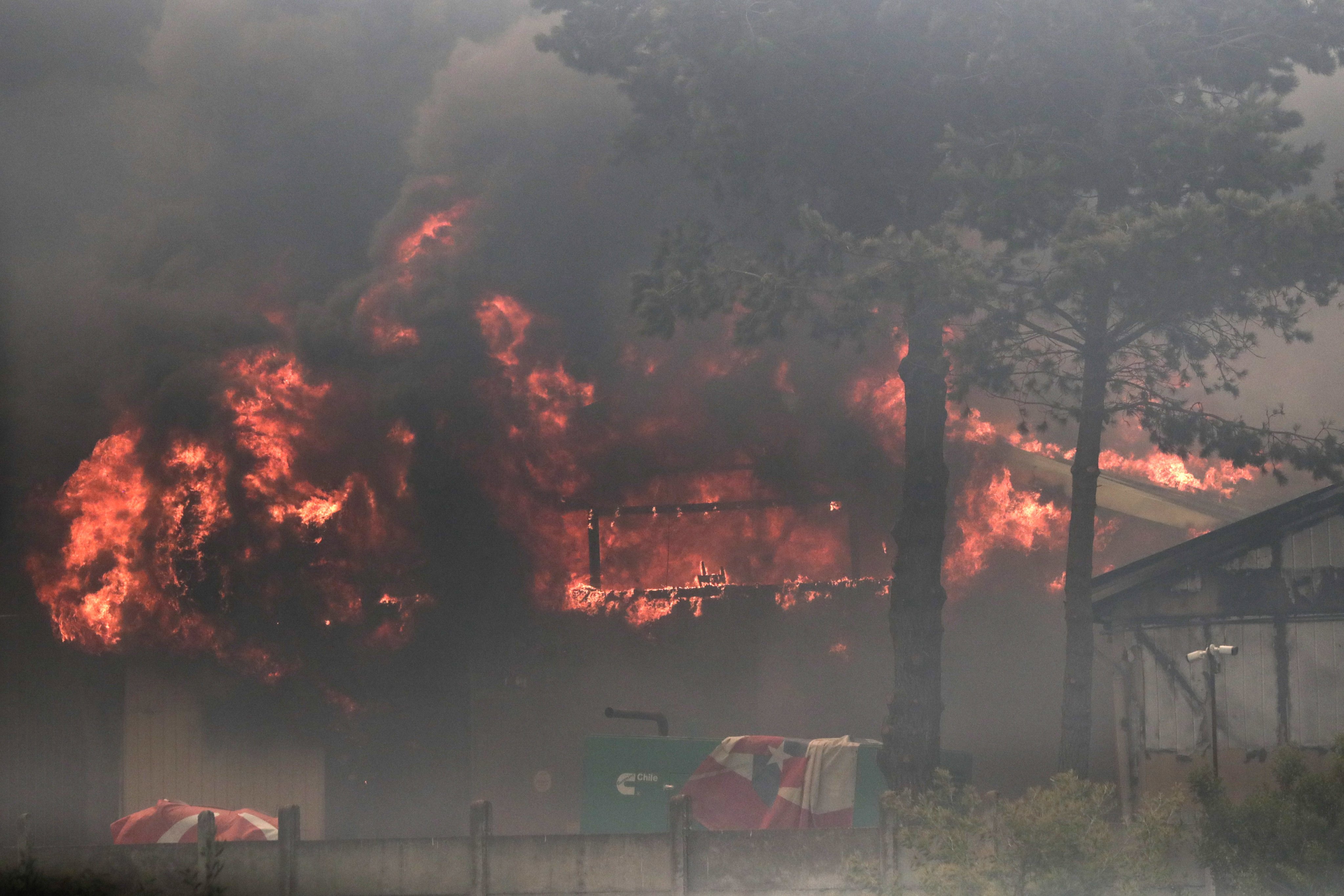A fire burns a building in an industrial area in Vina del Mar, Valparaiso region.  Photo: EPA-EFE