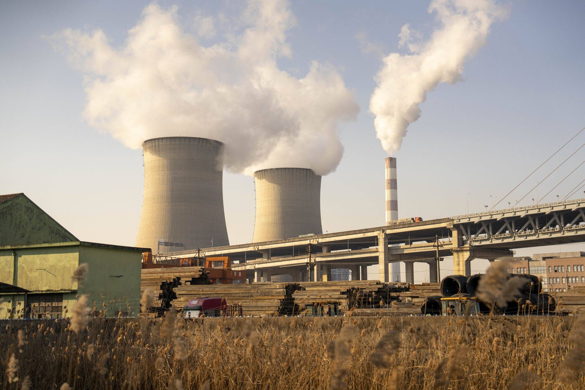 A power station in Shanghai. According to the State Council, as of the end of last year, a total of 440 million metric tonnes of carbon emissions were transacted, with the transaction volume reaching 24.9 billion yuan. Photo: Bloomberg
