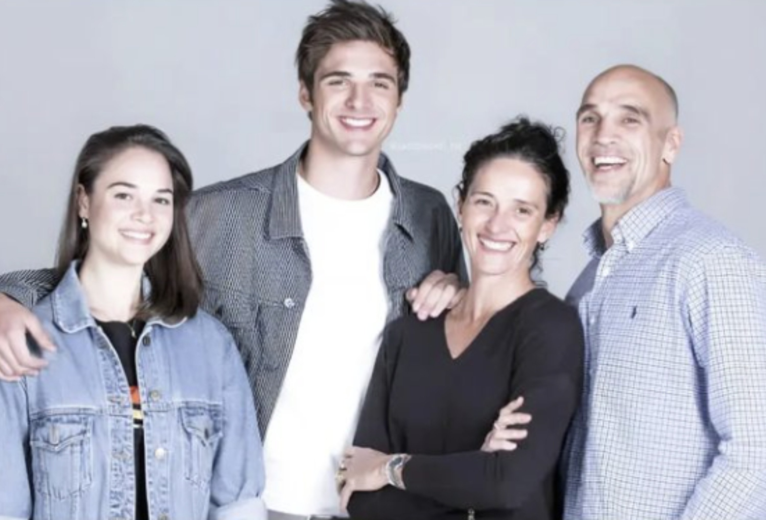 Jacob Elordi (second from left) with his parents and one of his three sisters. Photo: @jacobelordi_hd/Instagram 