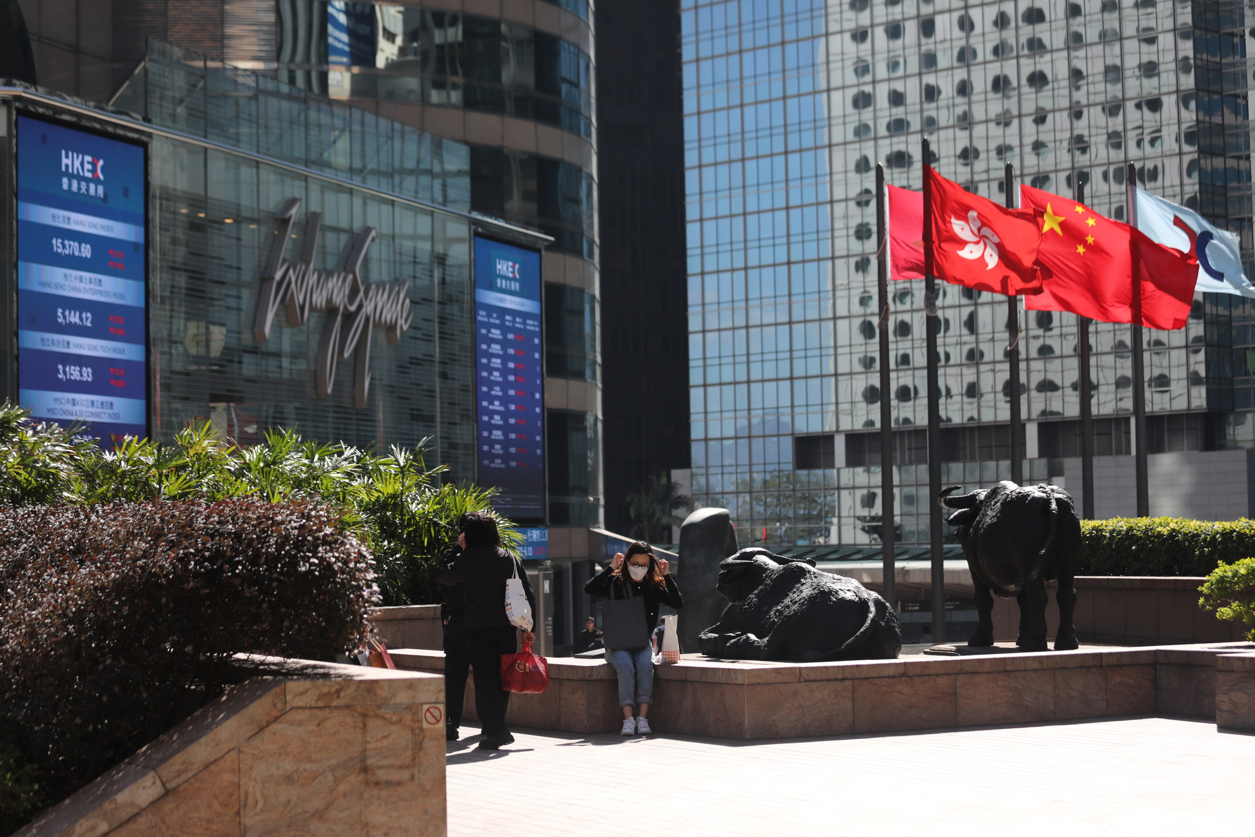 Bull sculptures outside the Exchange Square in Central, where the Hong Kong stock exchange is located. Photo: Xiaomei Chen