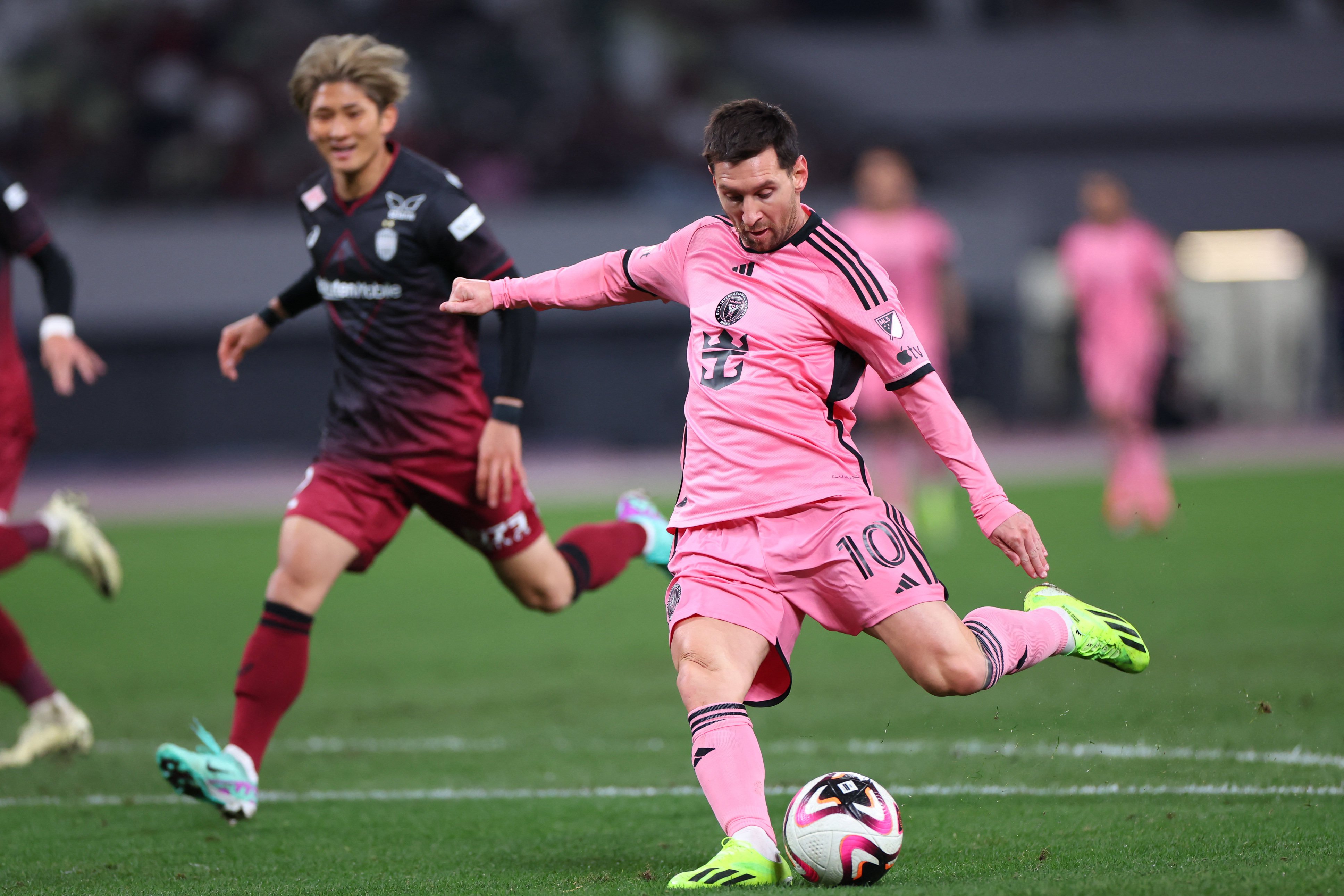 Lionel Messi shoots during the second half against Vissel Kobe on Wednesday. Photo: USA TODAY Sports via Reuters Con