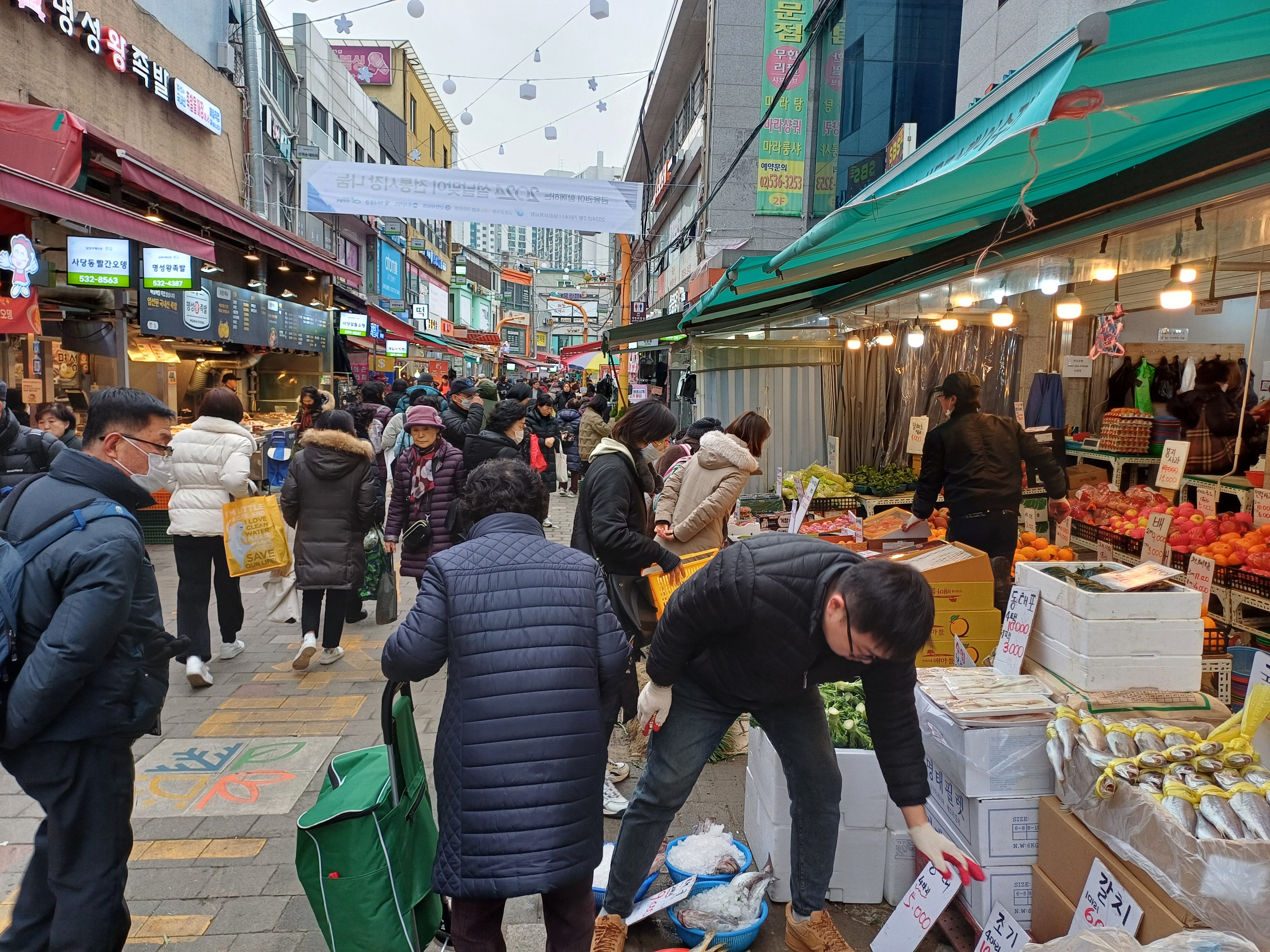 South Koreans buy fruits and vegetables at the Namseong market in the Dongjak district in Seoul on February 7. Photo: Park Chan-kyong