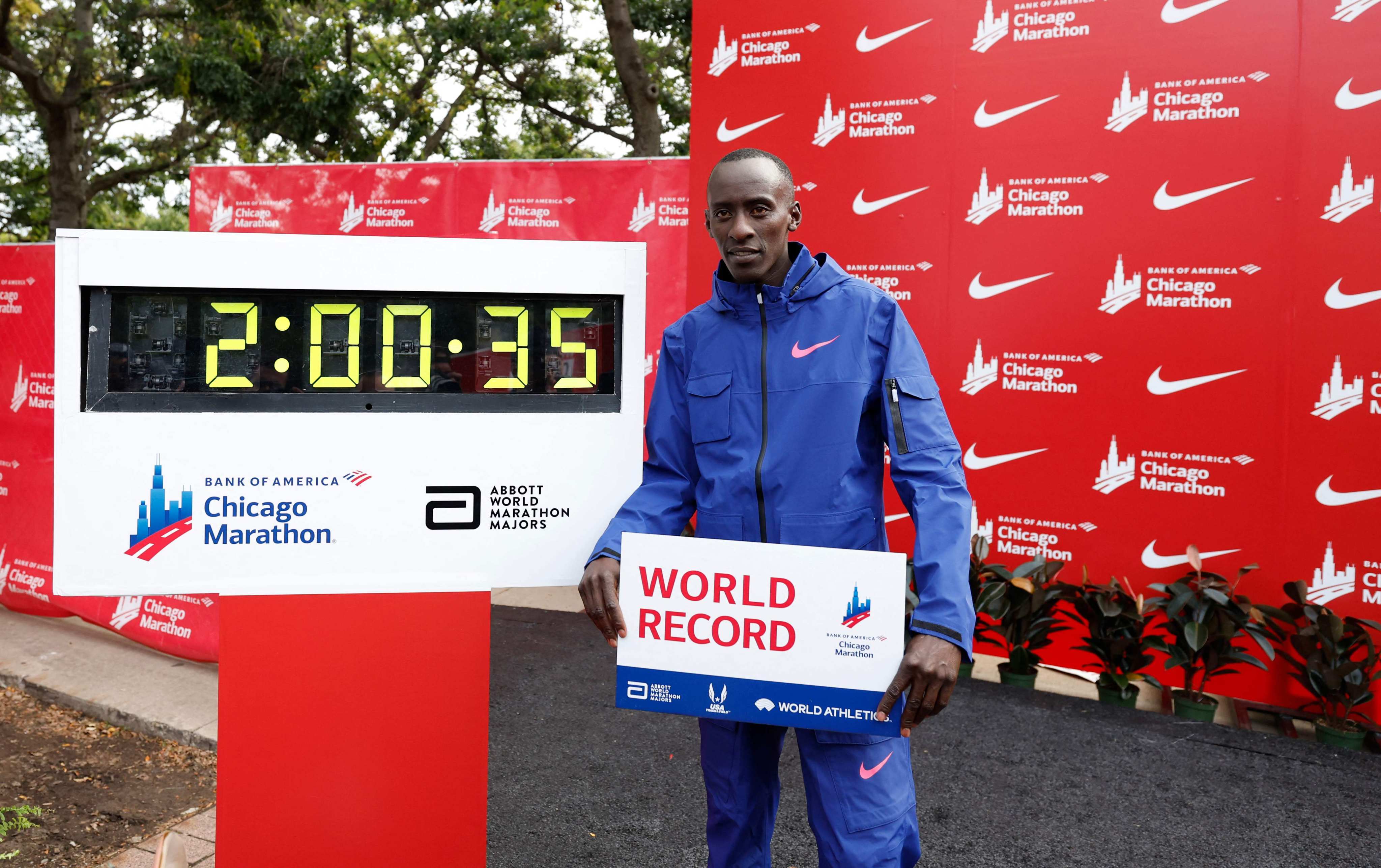 Kenya’s Kelvin Kiptum celebrates winning the 2023 Chicago Marathon in a world record time of two hours and 35 seconds. Photo: AFP