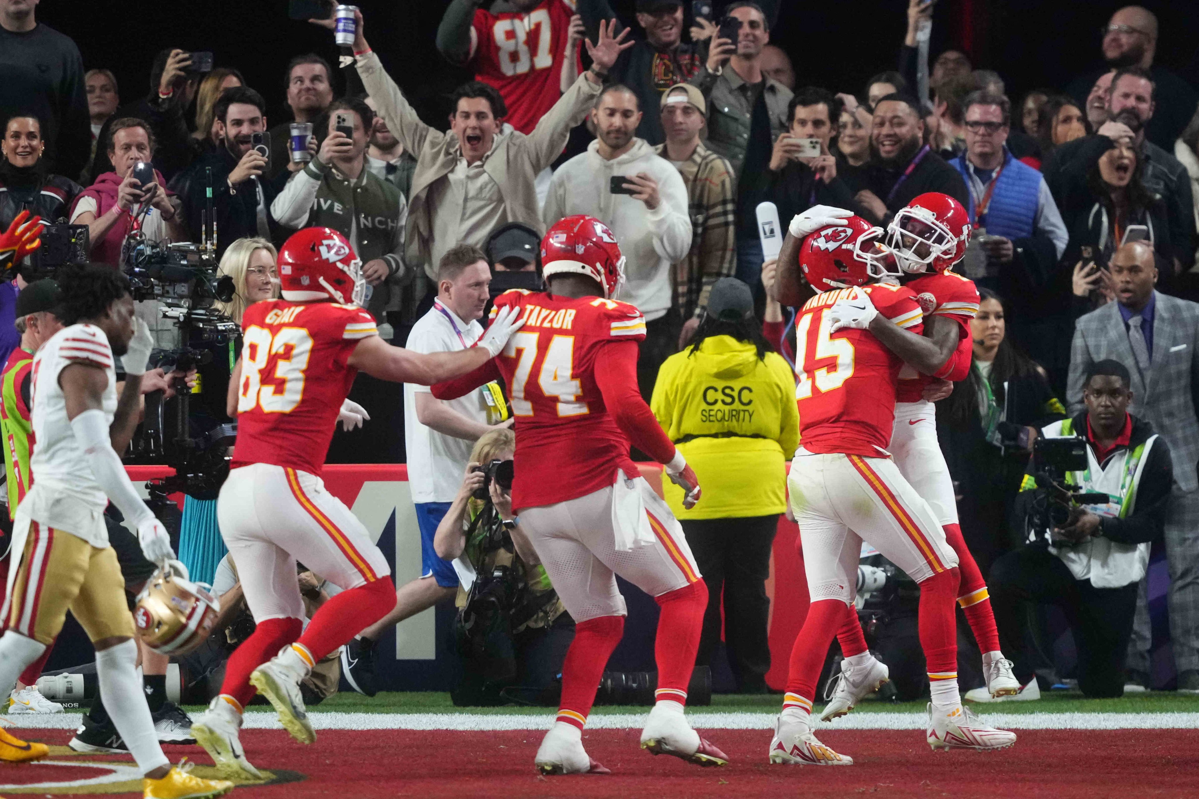 Kansas City Chiefs wide receiver Mecole Hardman Jr. (right) celebrates his touchdown with quarterback Patrick Mahomes (15): Photo: USA Today Sports