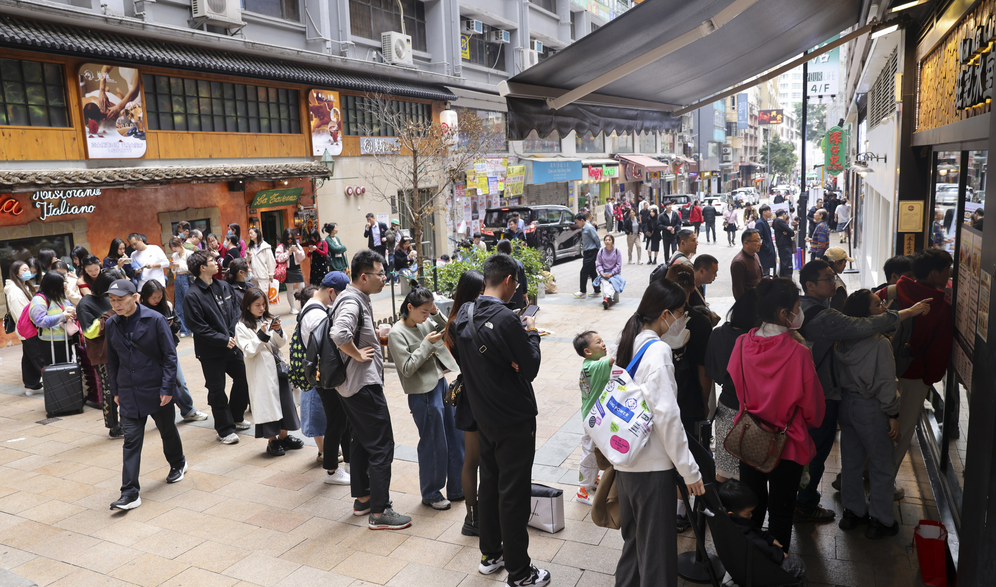 Tourists line up for lunch outside a restaurant in Tsim Sha Tsui. Photo: Yik Yeung-man