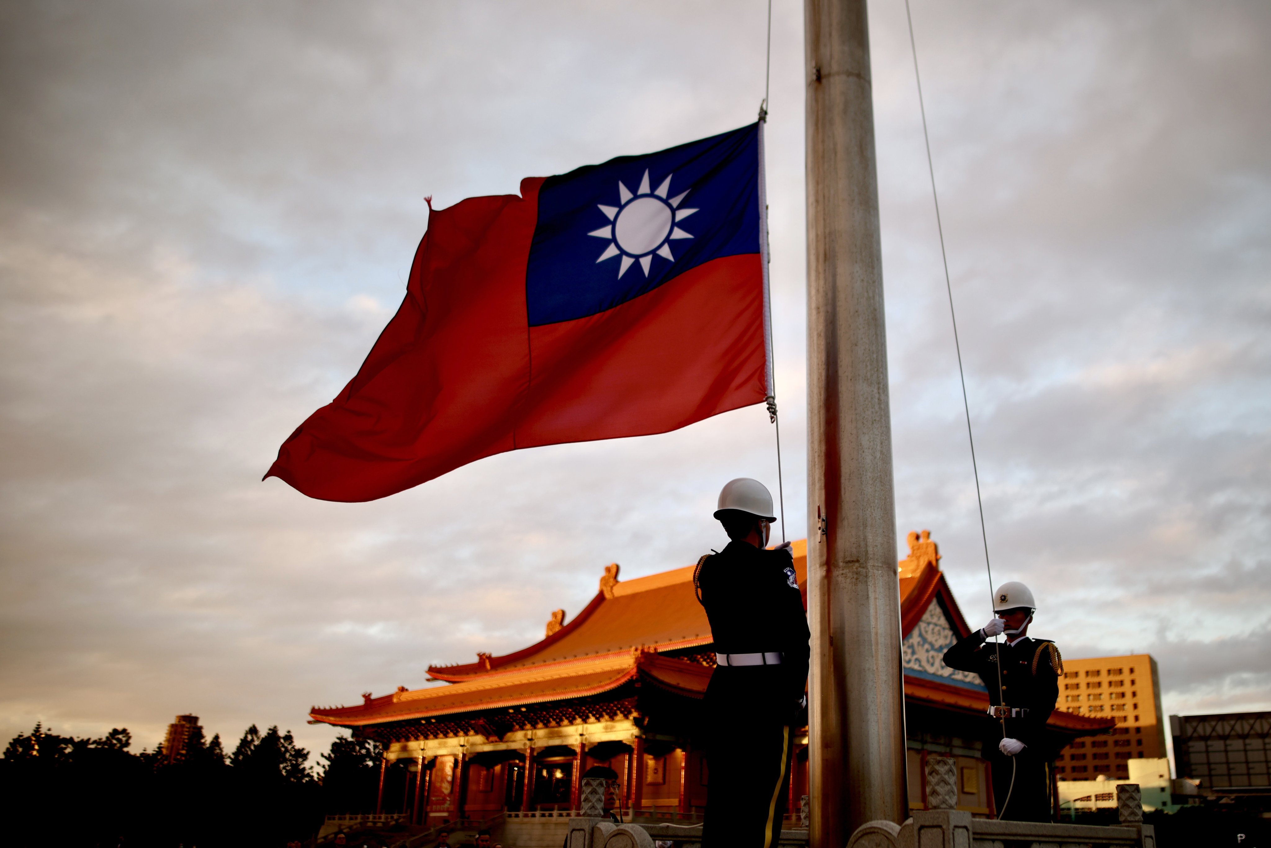 Honour guards lower down the flag of Taiwan at Liberty Square in Taipei on January 16, 2024. Photo: EPA-EFE