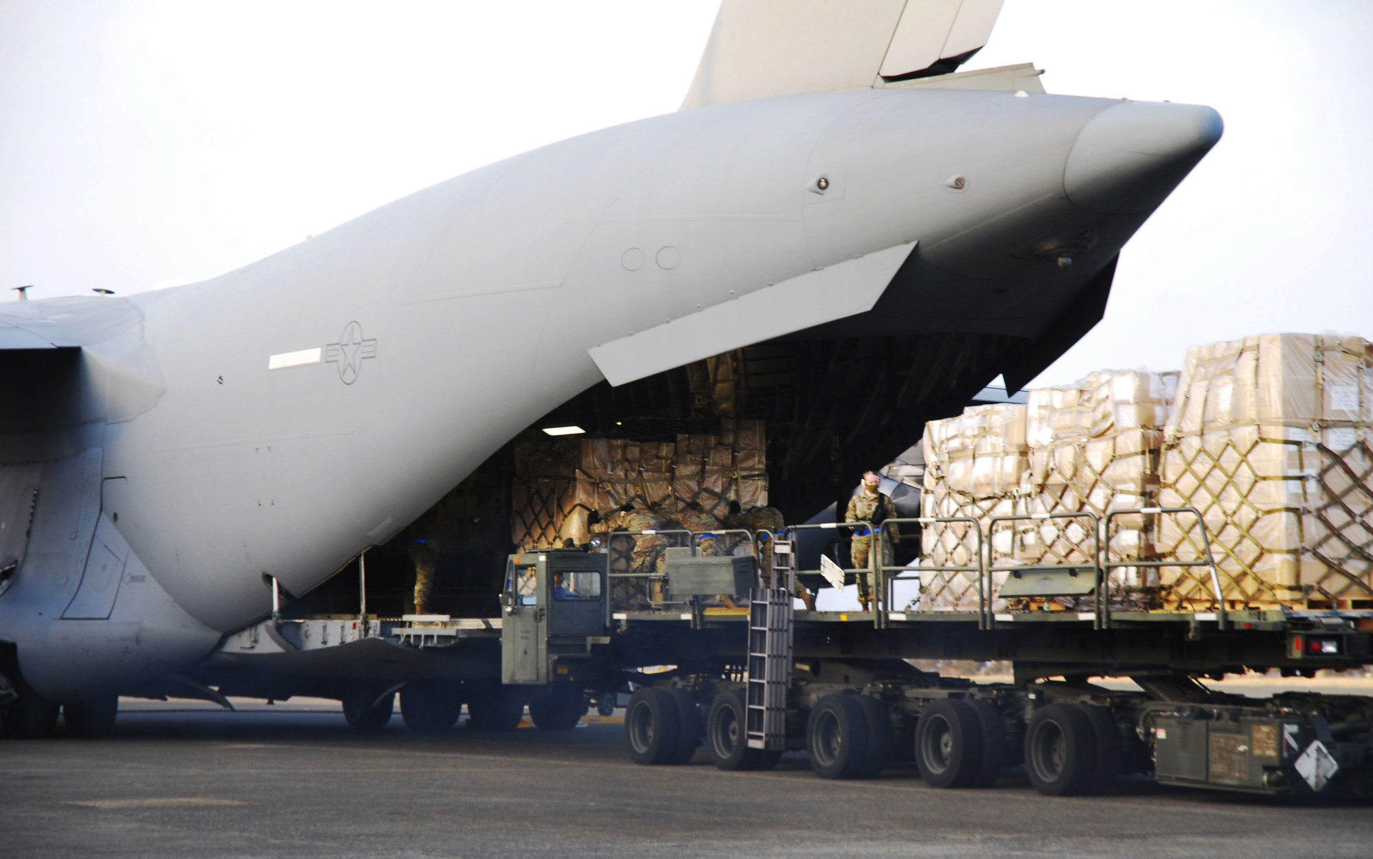US soldiers load Japan’s defence equipment on a US aircraft before sending it to Ukraine, at the Yokota US Air Force Base, near Fussa on the outskirts of Tokyo. Photo: AP