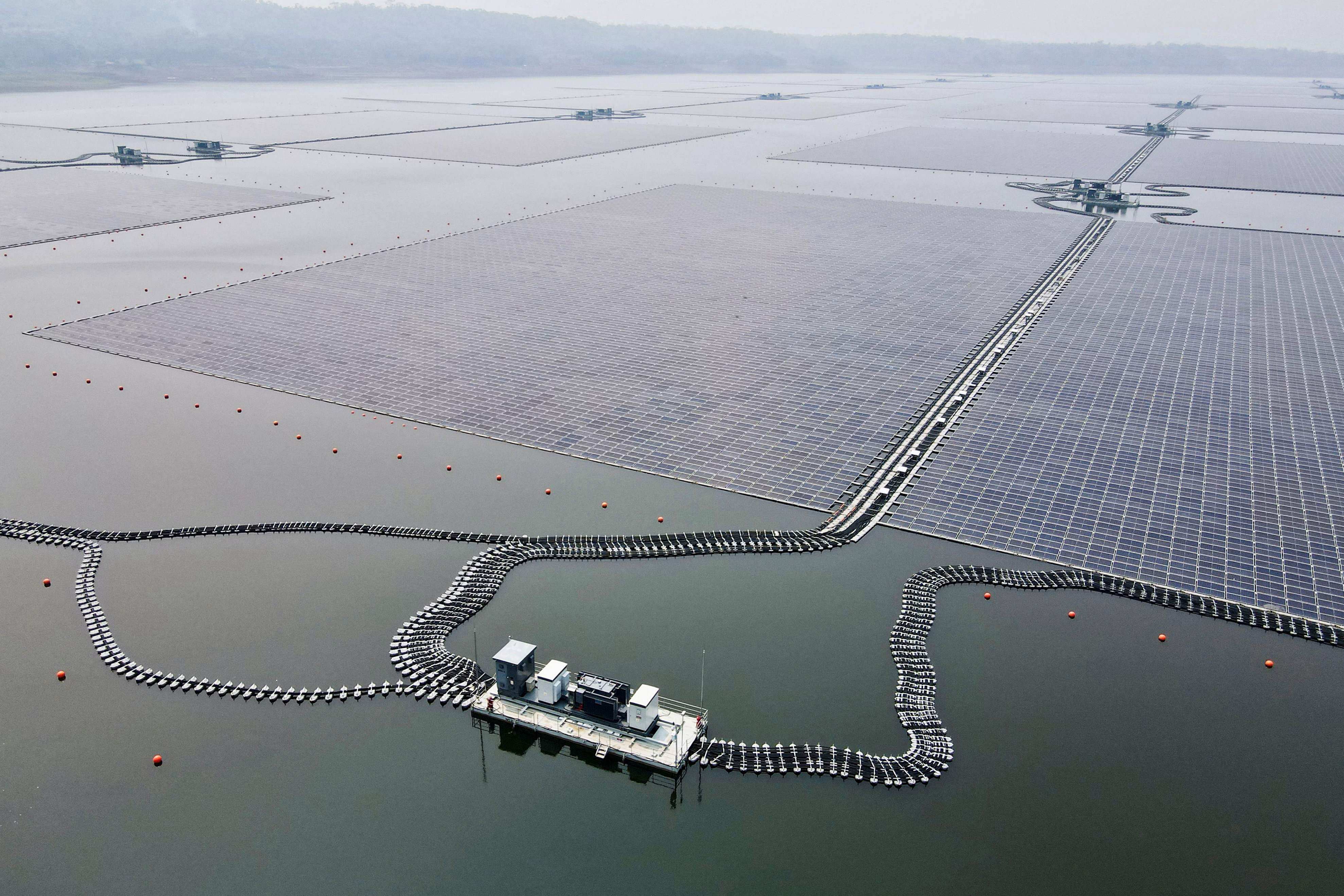 A solar power plant capable of generating 192 megawatts of peak electricity floats in Cirata Reservoir in West Java, Indonesia, shortly before its inauguration on November 9, 2023. Photo: AFP