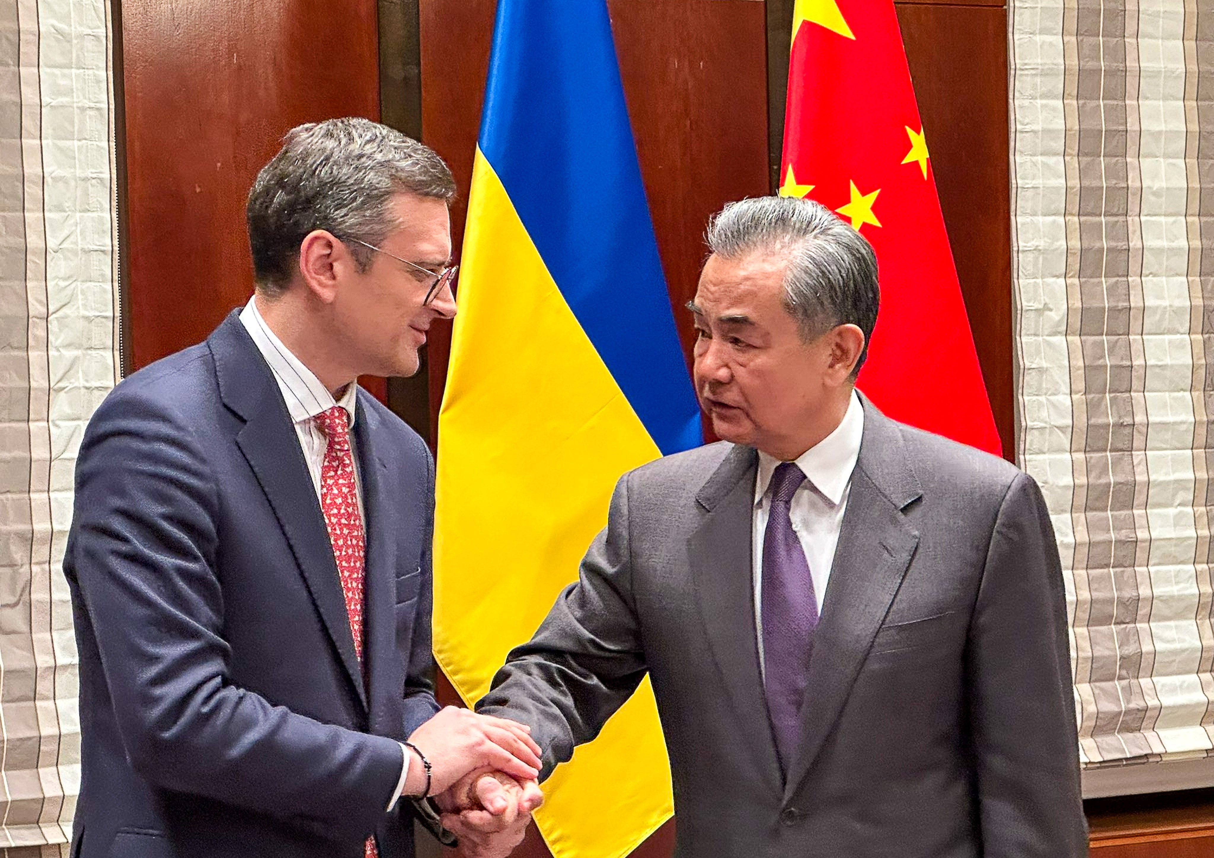 Chinese Foreign Minister Wang Yi (right) meets his Ukrainian counterpart Dmytro Kuleba in Munich on Saturday. Photo: X/ @DmytroKuleba