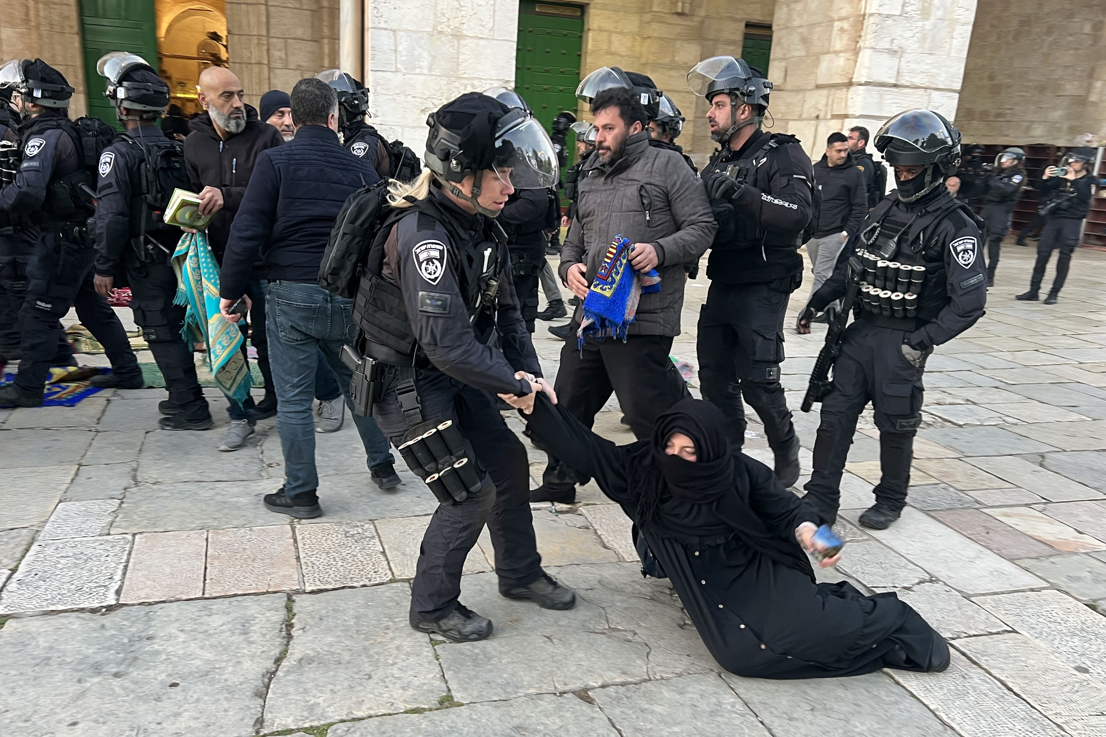 Israeli security forces remove Palestinian Muslim worshippers sitting on the grounds of the Al-Aqsa mosque compound in Jerusalem on April 5, 2023 during Islam’s holy month of Ramadan. Photo: AFP