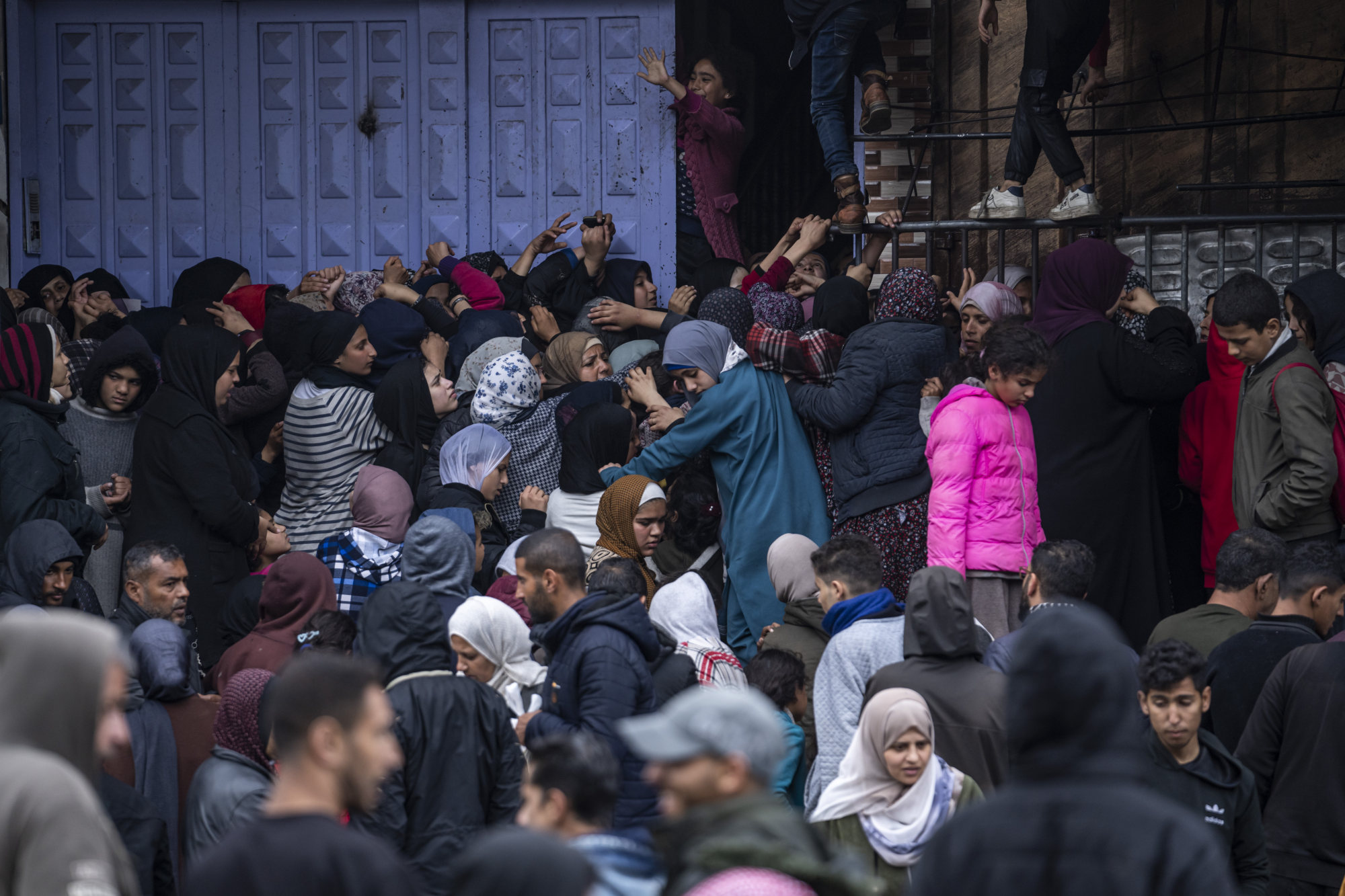 Palestinian crowds struggle to buy bread from a bakery in Rafah, Gaza Strip. Photo: AP