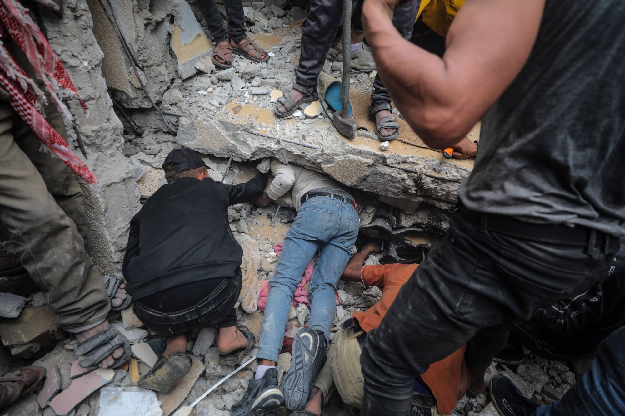 Palestinians search for bodies and survivors among the rubble of a house in Deir Al Balah town, southern Gaza. Photo: EPA-EFE