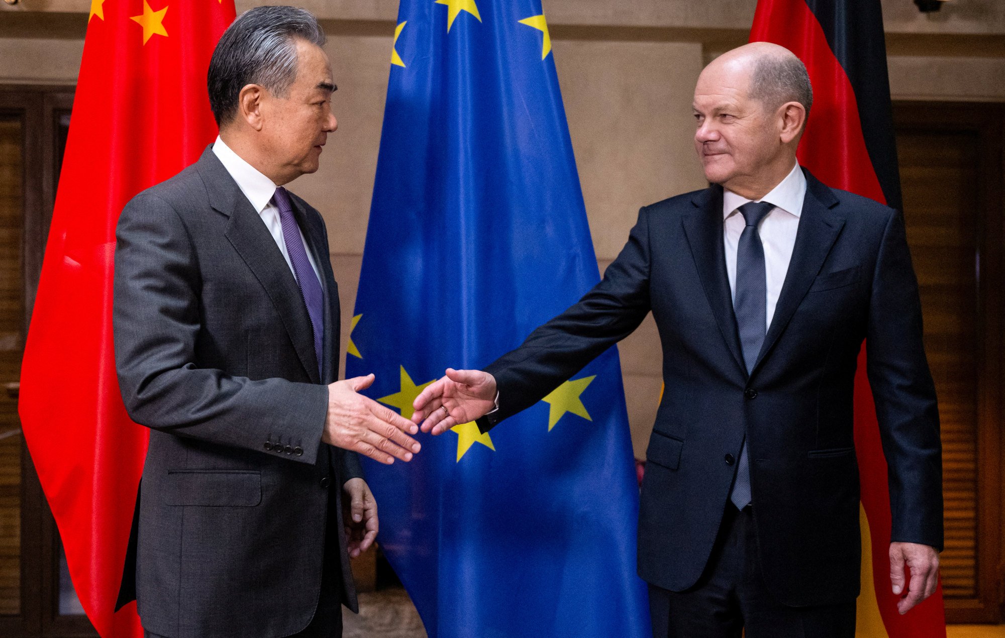 Wang Yi dice que China y España acuerdan proporcionar un entorno empresarial “justo y no discriminatorio”.