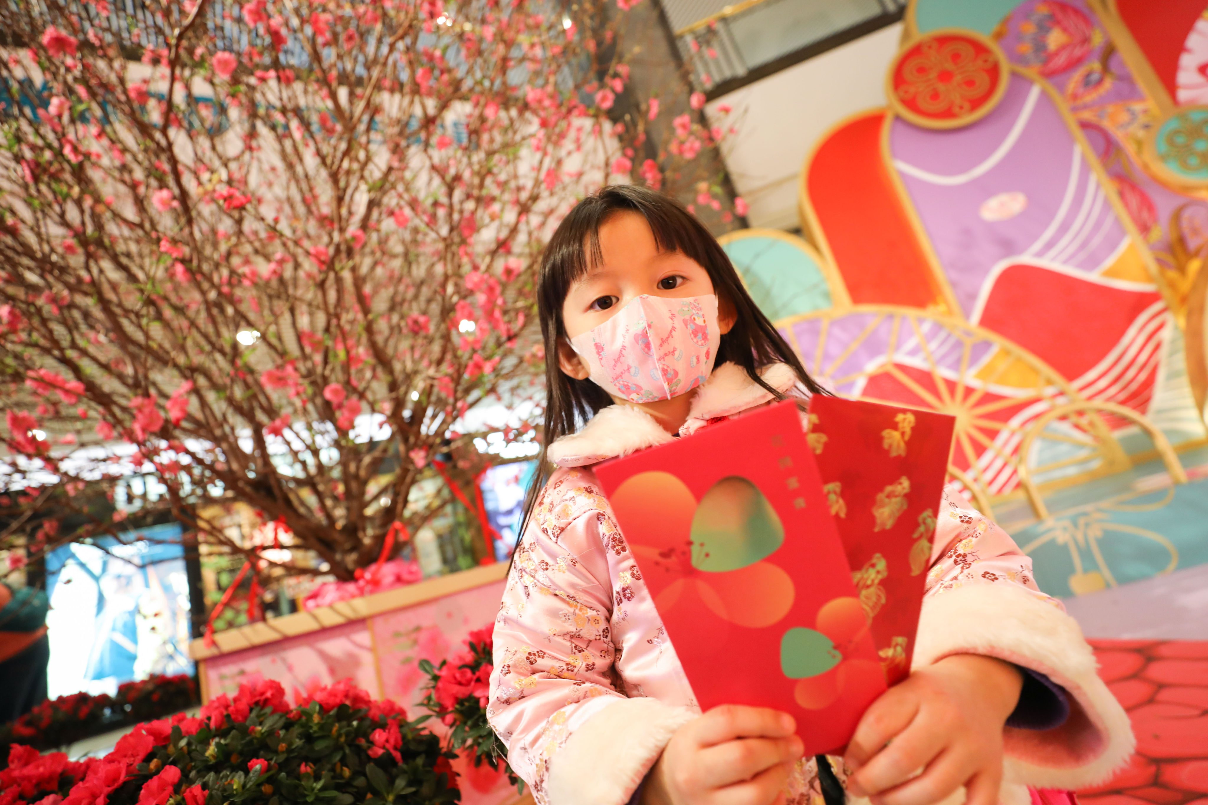 The Lunar New Year tradition of giving red packets (lai see in Cantonese) dates back centuries, and was originally meant to ward off evil spirits. Photo: Jelly Tse