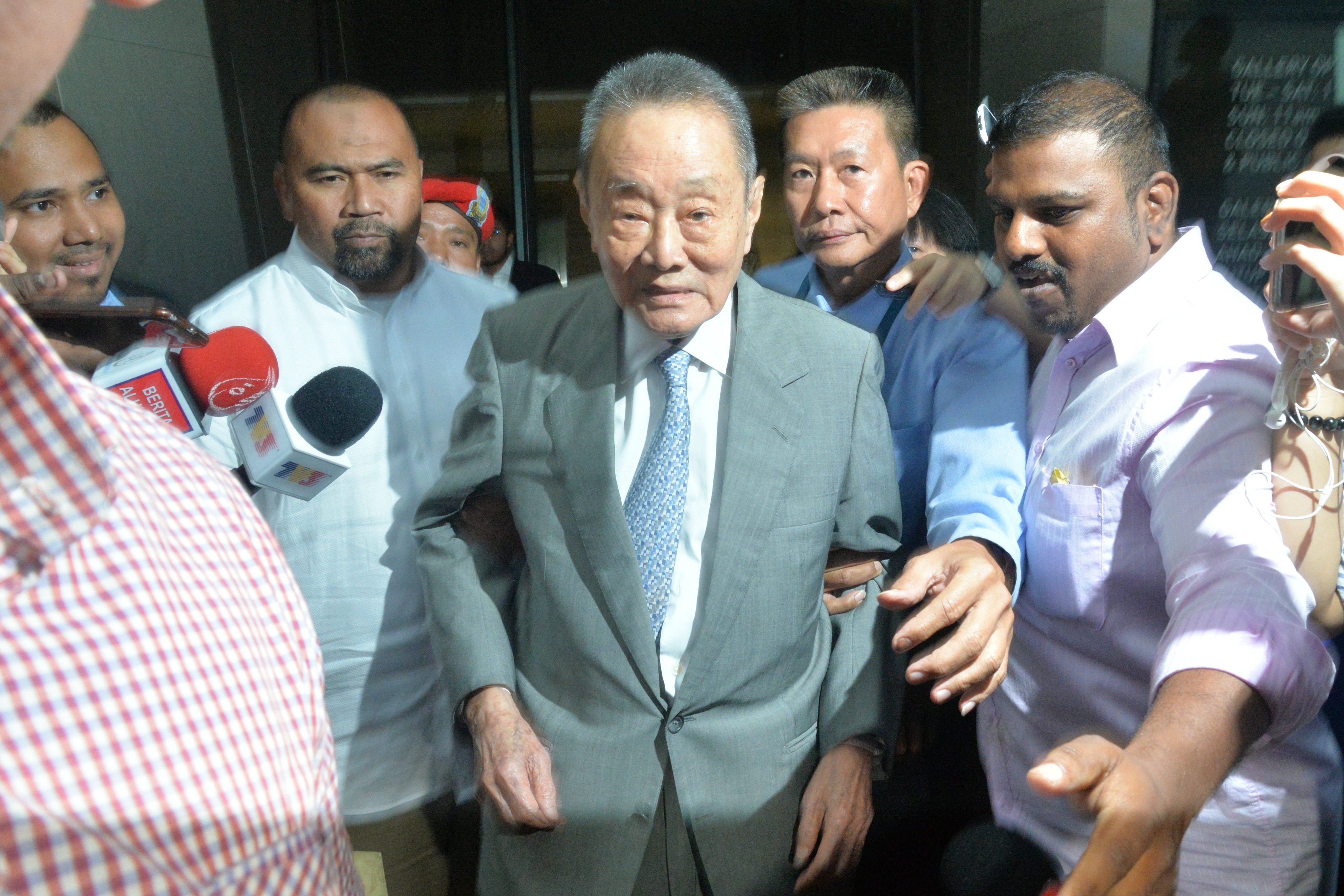 (180522) -- KUALA LUMPUR, May 22, 2018 (Xinhua) -- Malaysian tycoon Robert Kuok (C) leaves after attending a Council of Eminent Persons meeting in Kuala Lumpur, Malaysia, May 22, 2018. Malaysian tycoon Robert Kuok attended an advisory council meeting on Tuesday, saying that he hopes that all Malaysians would be taken care of under the new government. Kuok is one of the council members which was tasked by Prime Minister Mahathir Mohamad to advice on the country’s economic and financial matters following Mahathir’s electoral victory on May 9. (Xinhua/Zhu Wei)(srb)