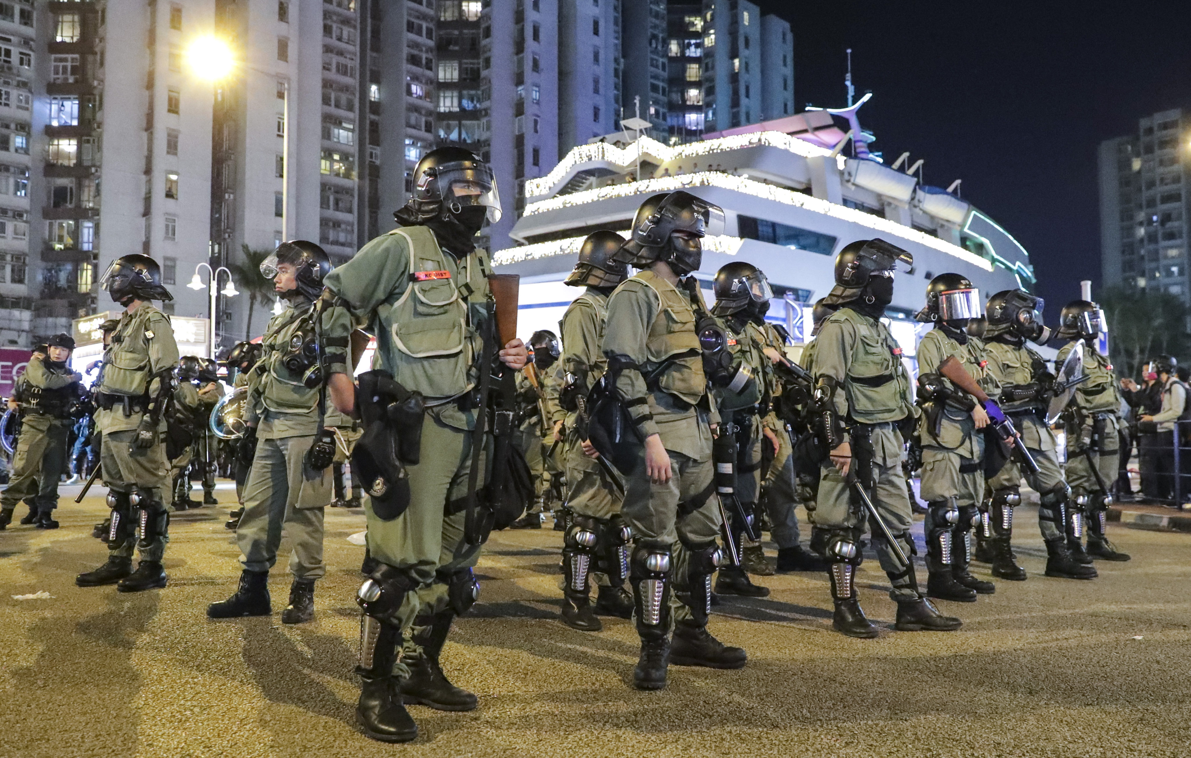 Riot police in Whampoa, Hung Hom, after anti-government protesters vandalised several shops in the area. Photo: Edmond So