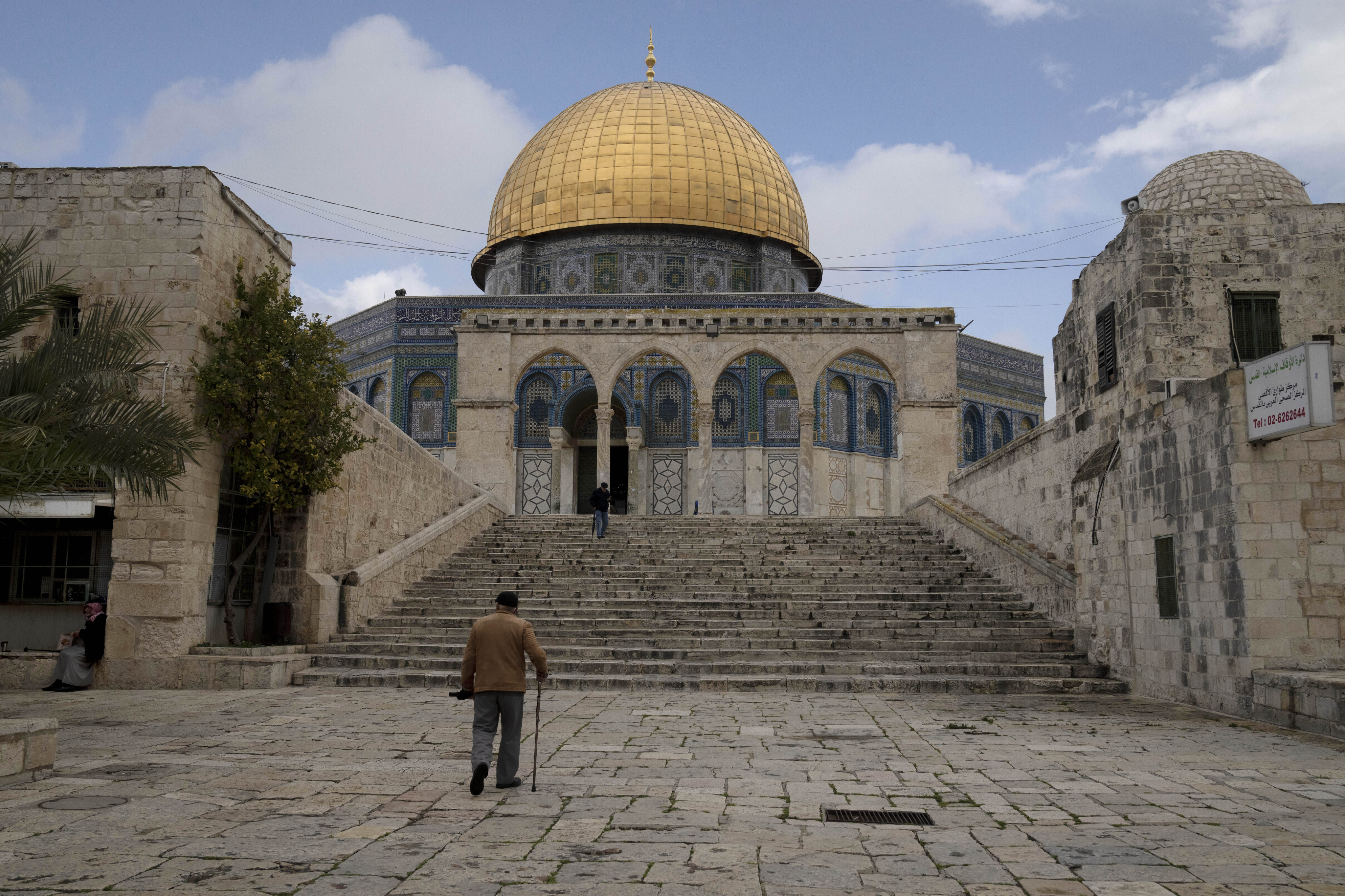 An elderly Palestinian worshipper walks to the Dome of the Rock in the Al-Aqsa Mosque compound in the Old City of Jerusalem. Photo: AP