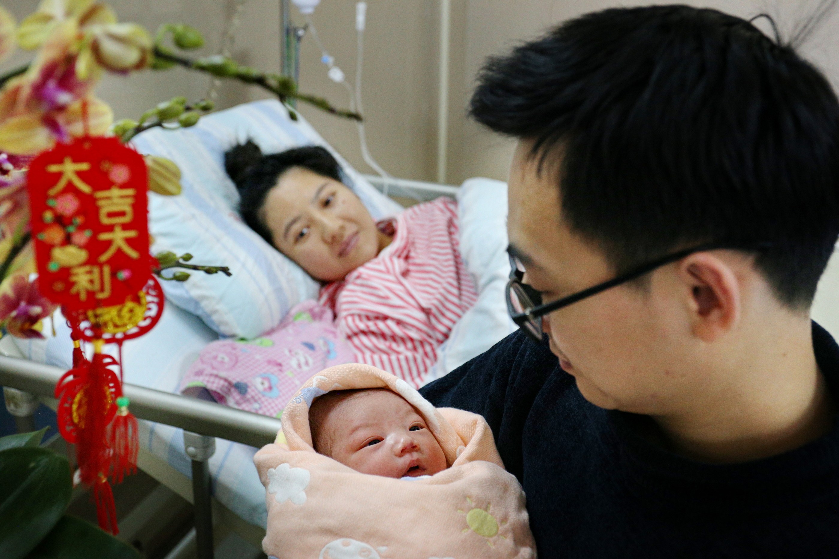 A Chinese couple pictured with their newborn baby at a hospital in Heshan, south China’s Guangdong province, on February 10, the first day of the Year of the Dragon in the Chinese zodiac. Photo: Xinhua