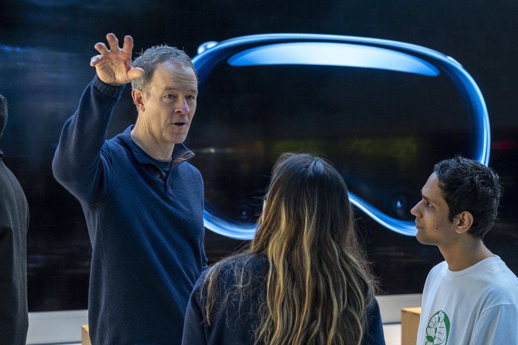 Apple COO Jeff Williams speaks to customers at the company’s store in Palo Alto, California. Photo: Bloomberg