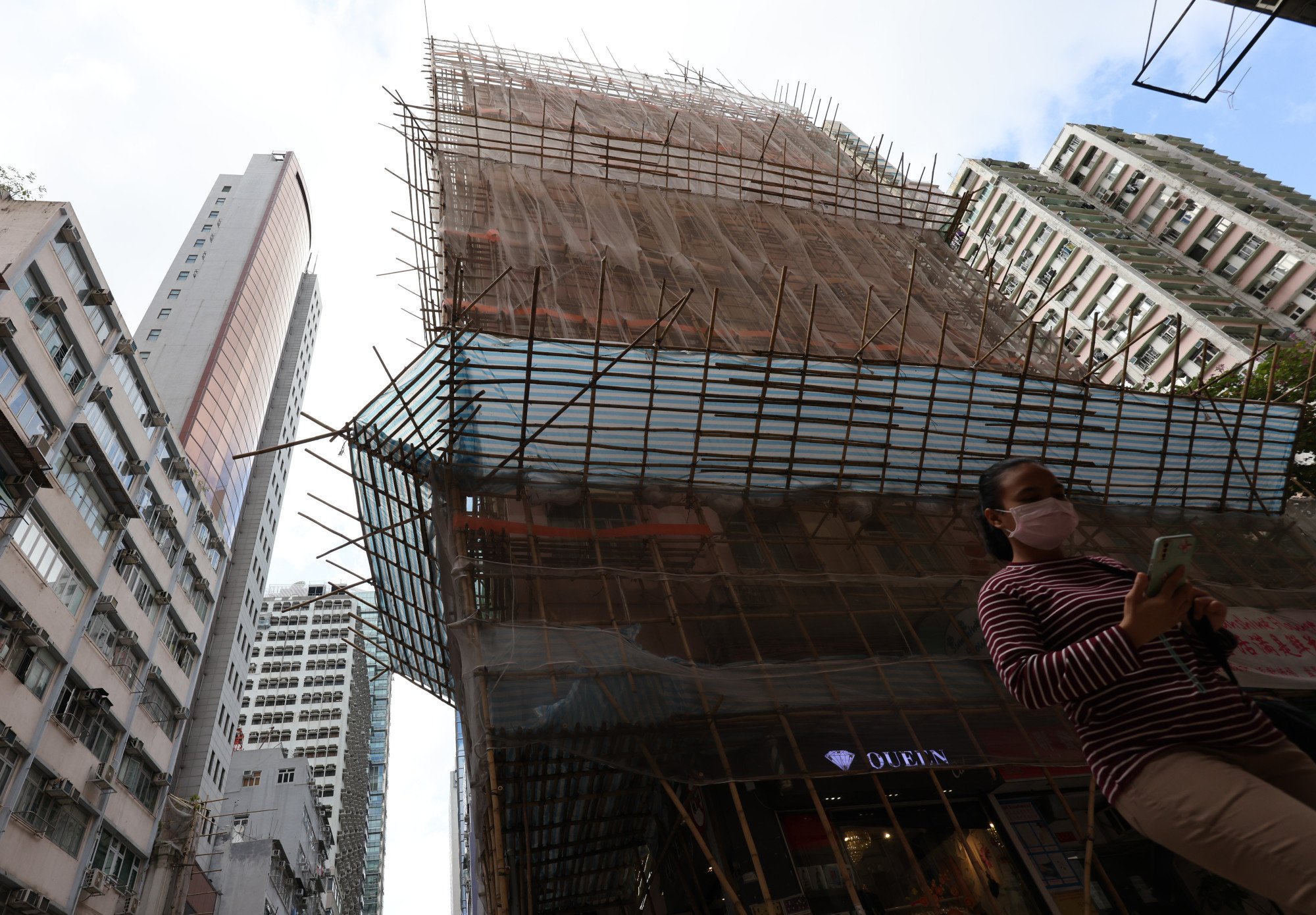 Por qué Hong Kong utiliza andamios de bambú en la construcción y cuáles son los riesgos