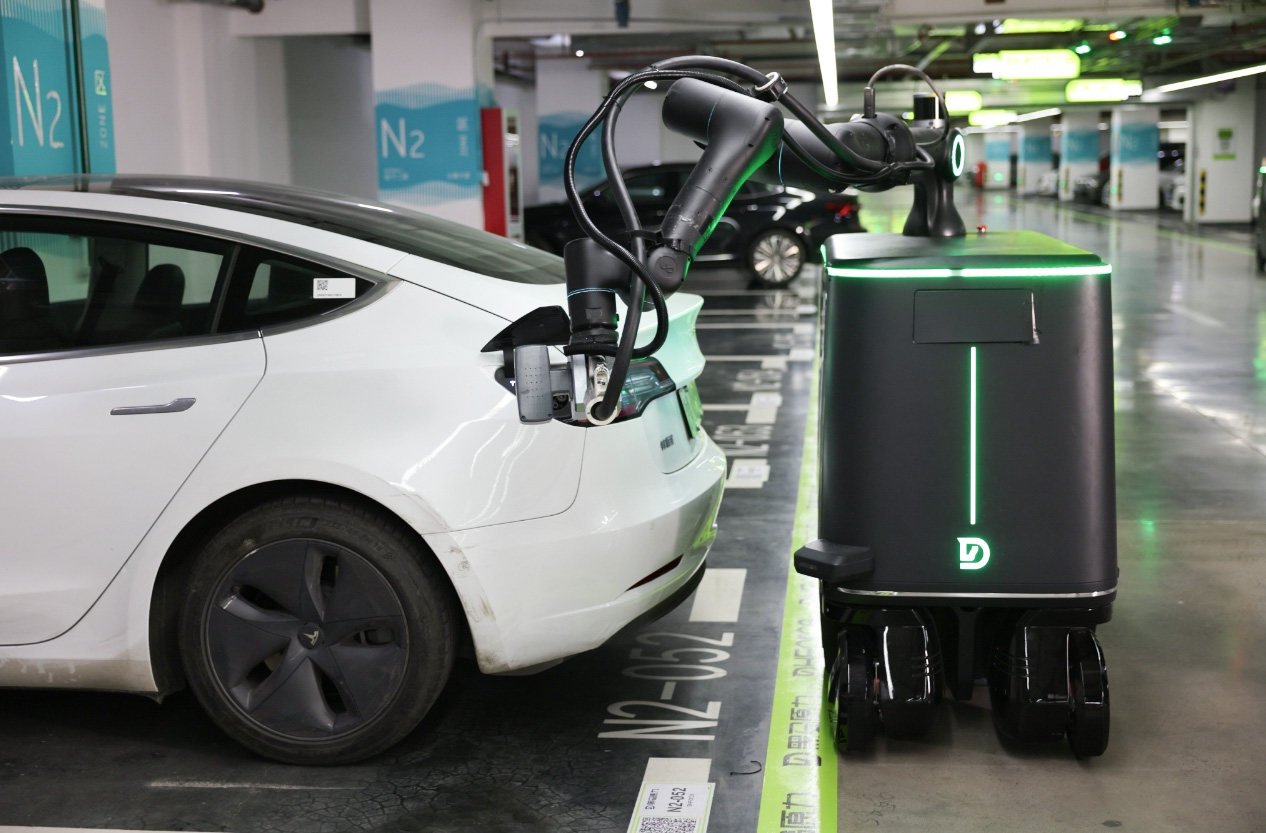 GGSN’s mobile EV charging robot in action in an office tower car park in Shanghai. Photo: SCMP Handout