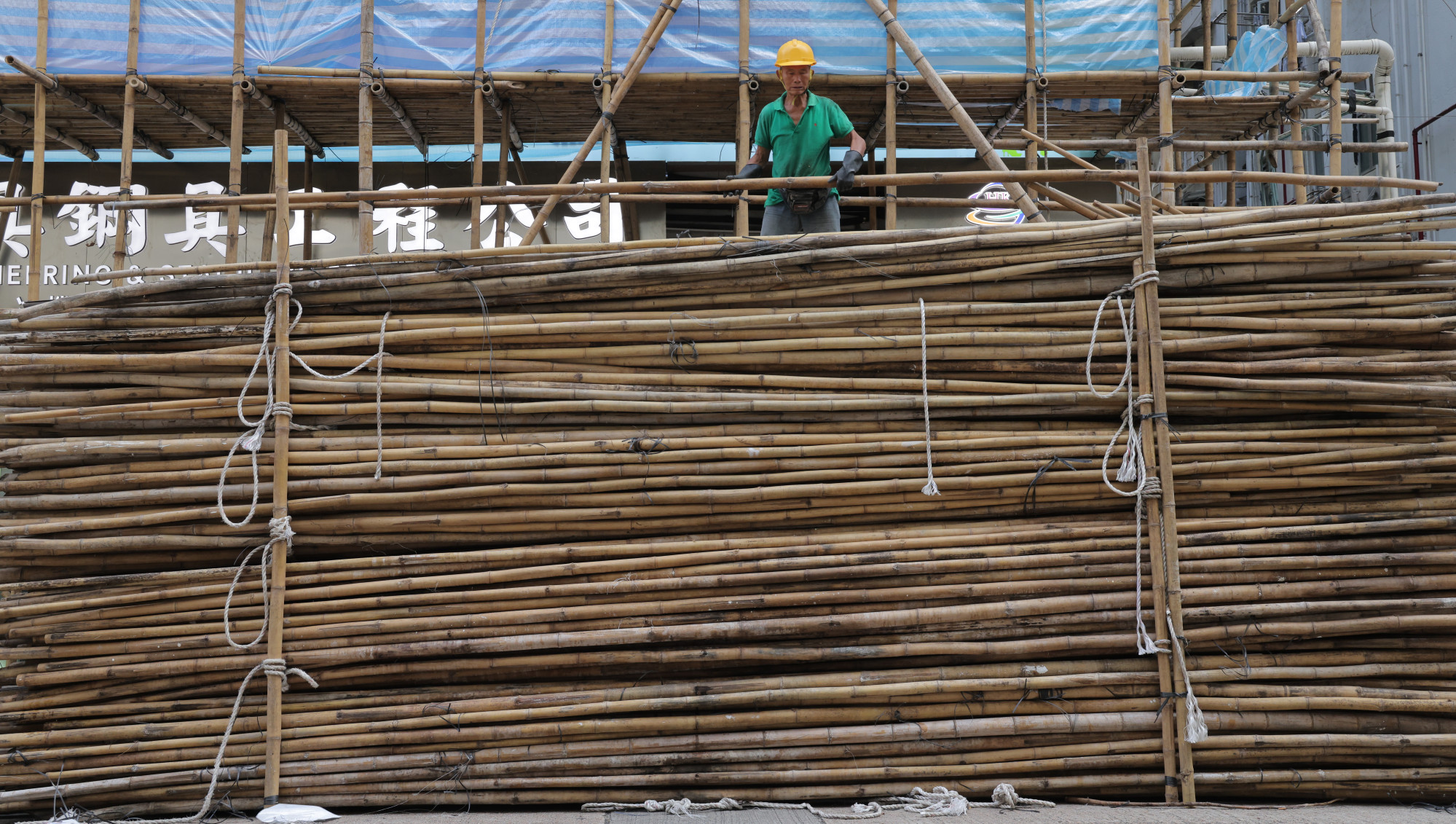 Por qué Hong Kong utiliza andamios de bambú en la construcción y cuáles son los riesgos