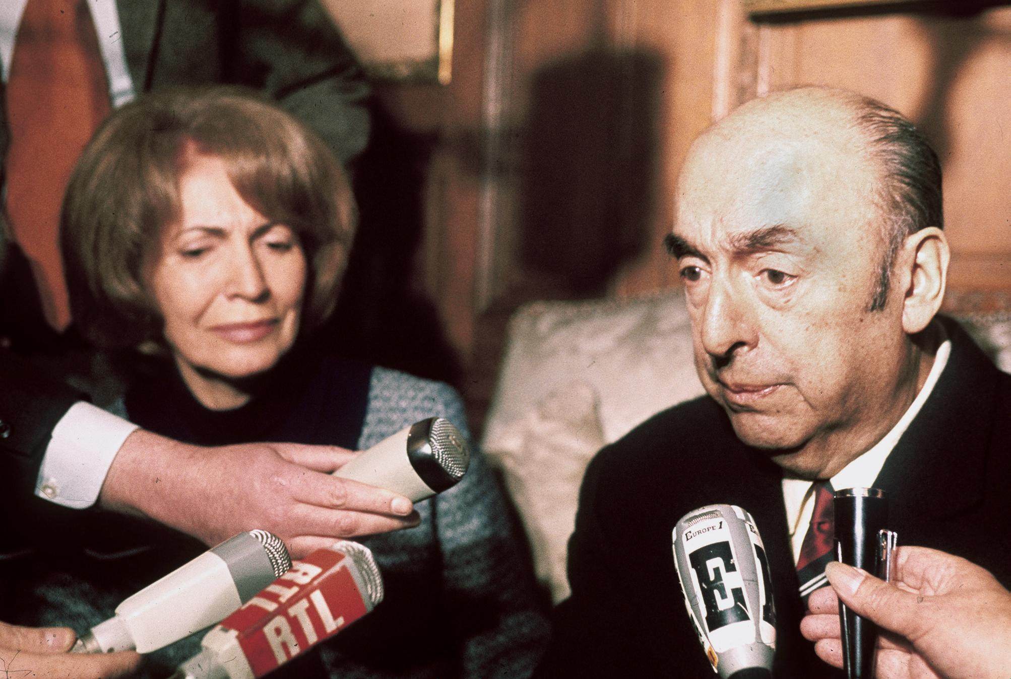 Chilean writer and diplomat Pablo Neruda, then ambassador in France, answers journalists’ questions in October 1971 next to his wife at the Chilean embassy in Paris. Photo: AFP