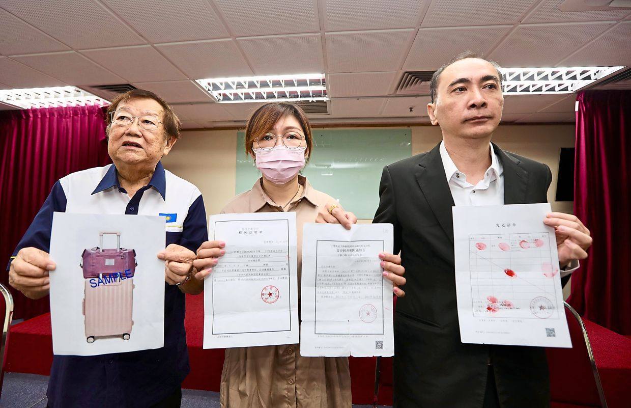 MCA official Michael Chong (left) holds a press conference on the beautician’s case in Kuala Lumpur on Tuesday. Photo: The Star

