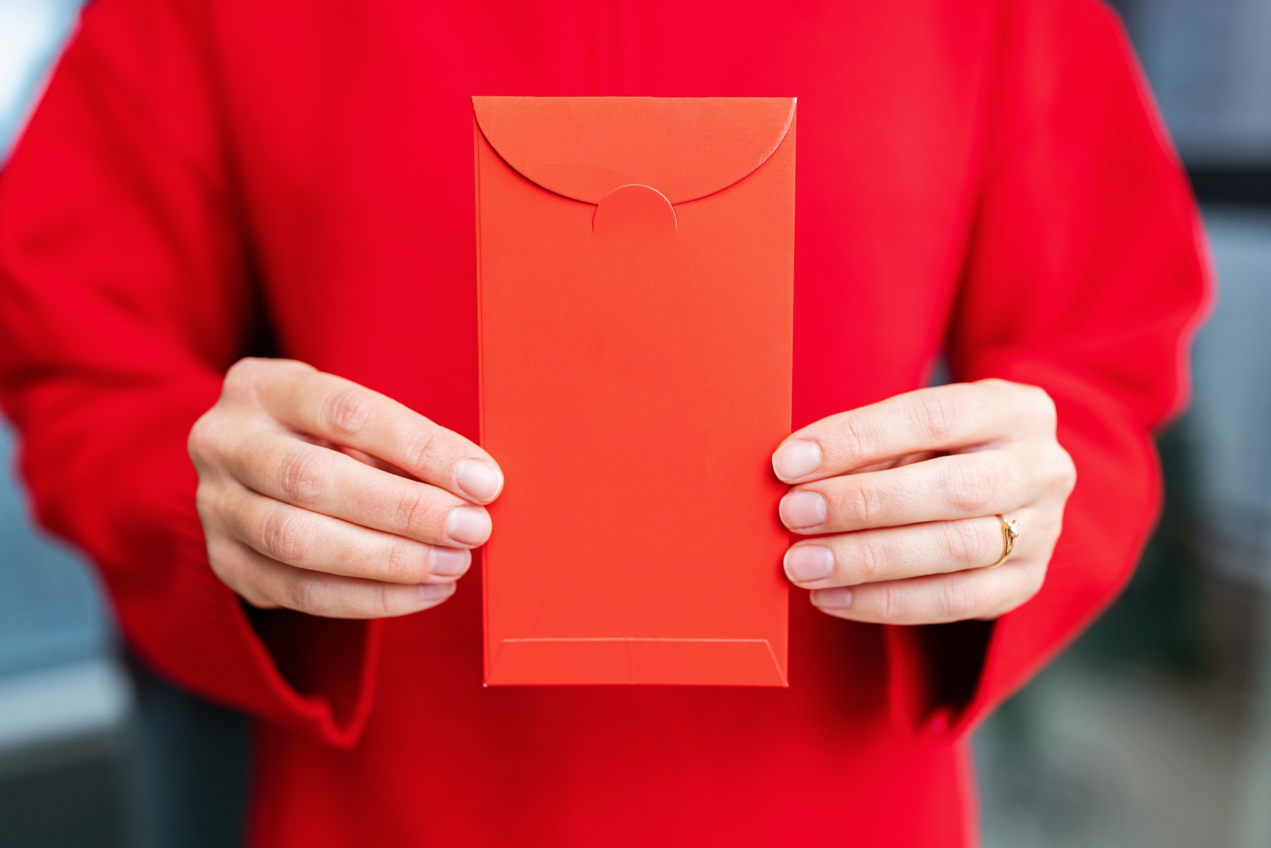 Lai see red envelopes are a staple of Lunar New Year celebrations. We reveal on which days to open these money-filled packets to avoid bad luck and set yourself up for an auspicious Year of the Dragon. Photo: Shutterstock