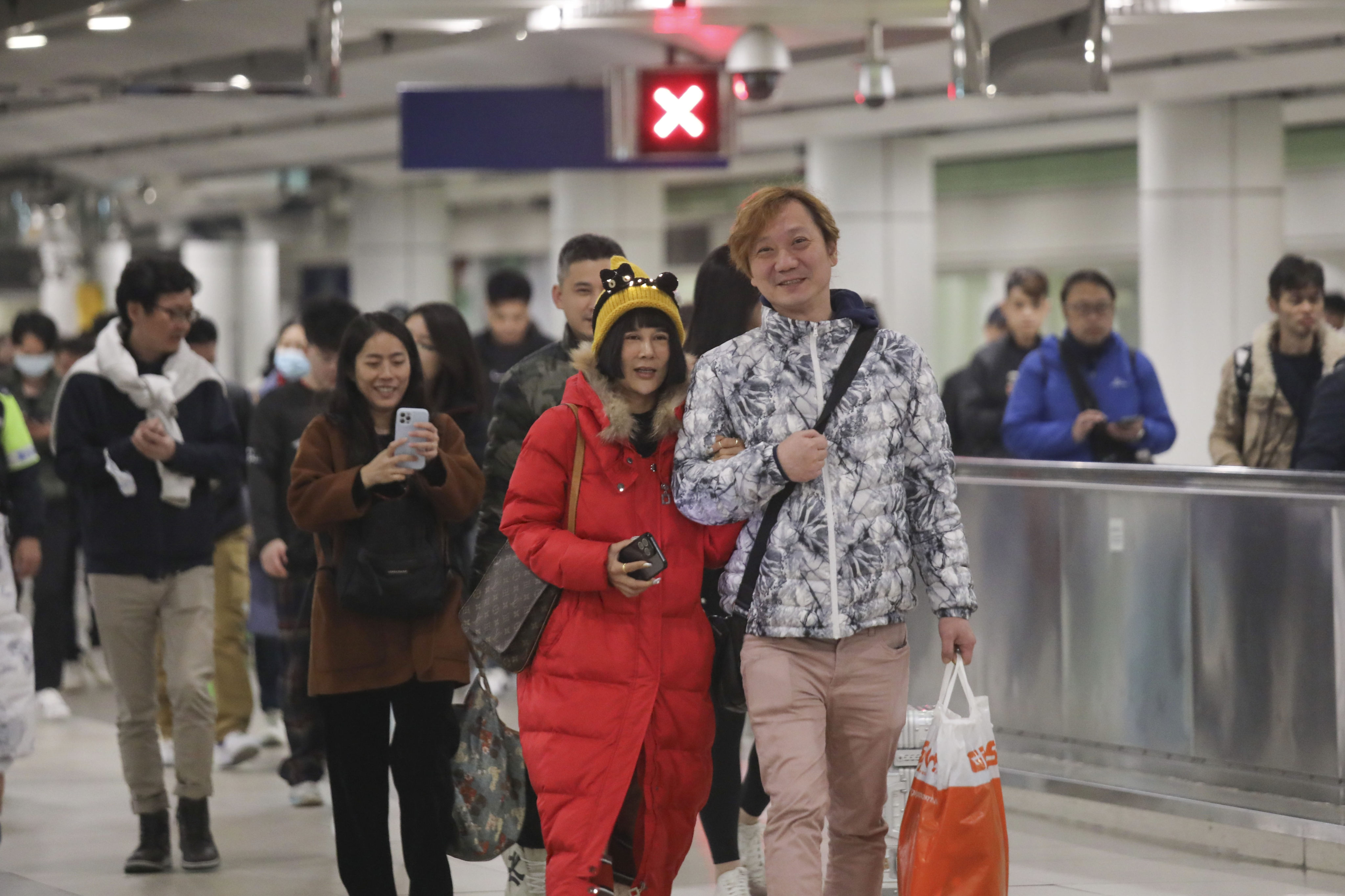 Travellers from mainland China enter Hong Kong at the Lo Wu border crossing on Lunar New Year’s Eve. Photo: Xiaomei Chen