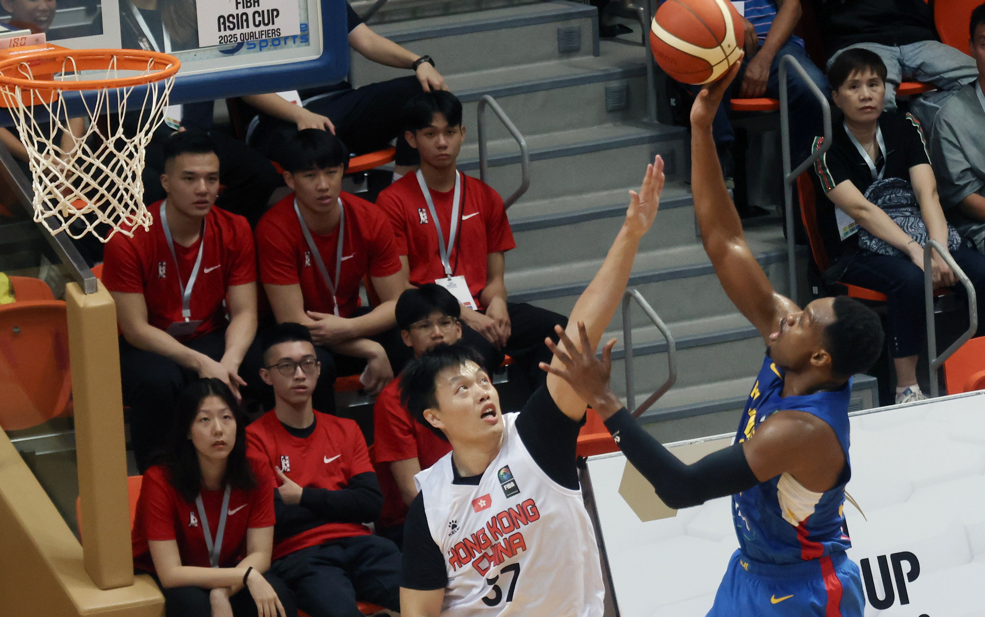 Justin Brownlee of the Philippines (right) is challenged by Tsoi Lung-tak in Tsuen Wan. Photo: Jonathan Wong