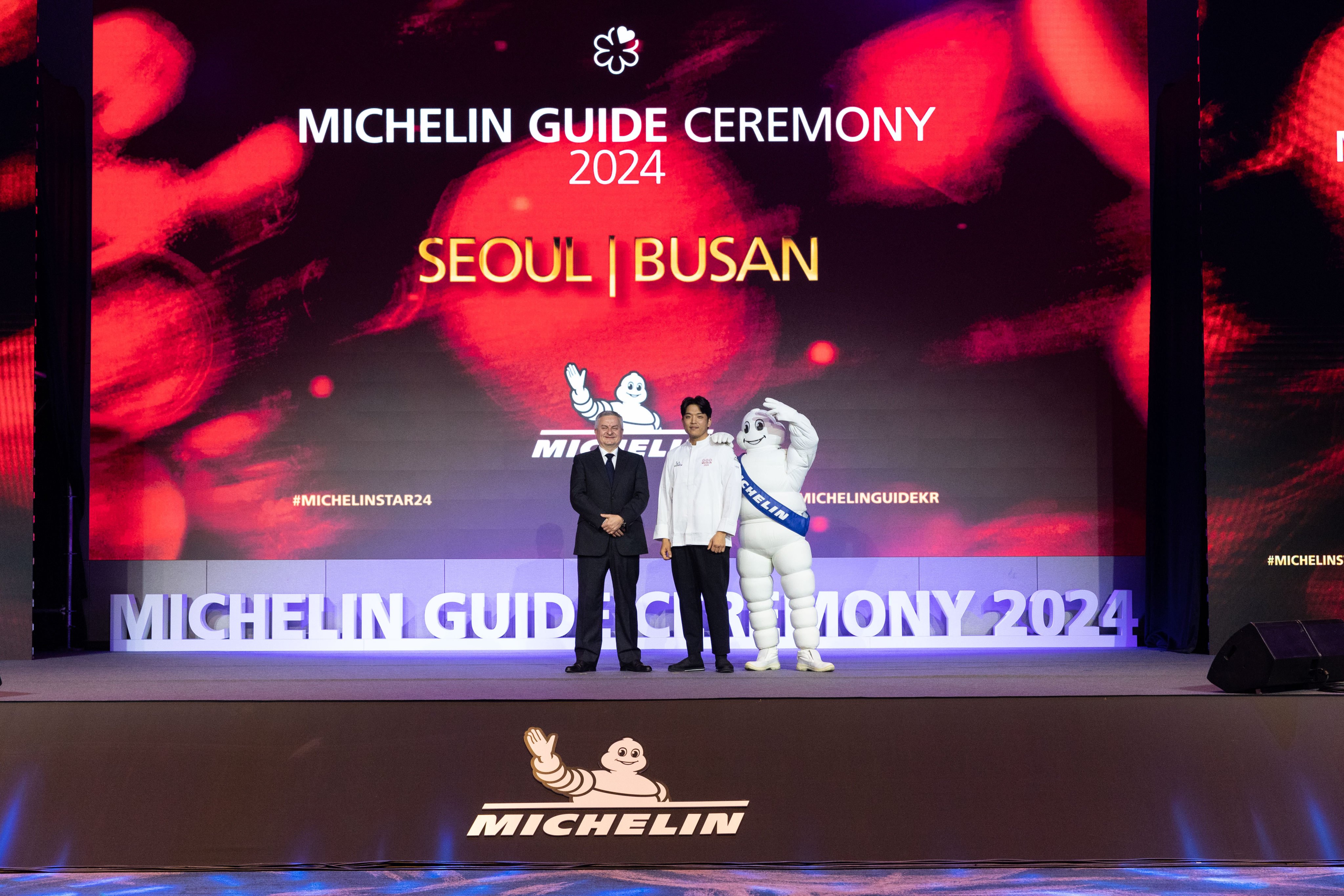 Jérôme Vincon, the managing director of Michelin Korea, with chef Sung Anh of three-Michelin-star Mosu. A total of 43 restaurants from Busan have been added to the 2024 edition of the Michelin Guide in South Korea. Photo: Michelin Guide
