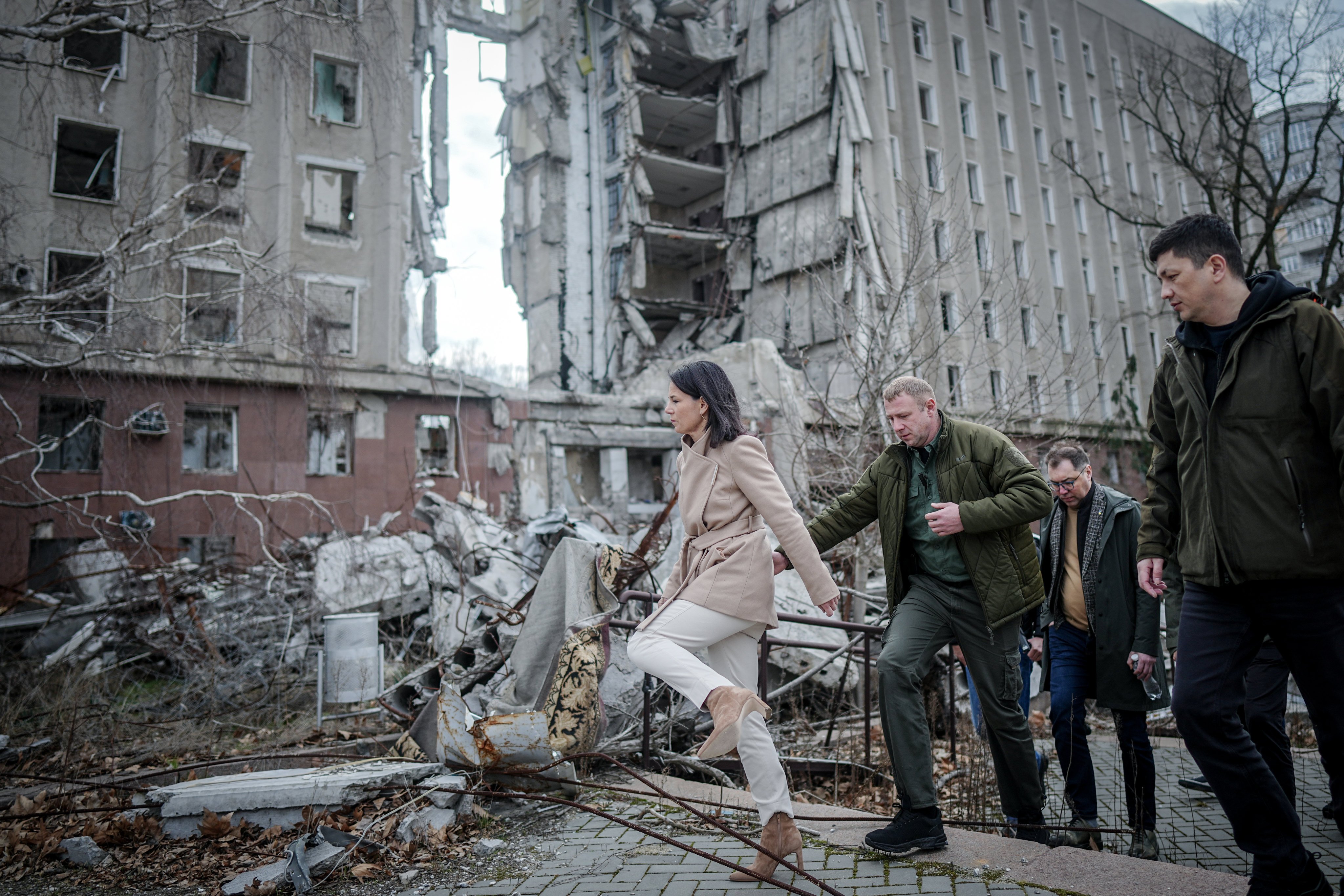 Germany’s Foreign Minister Annalena Baerbock visits the former headquarters of the regional administration of Mykolaiv Oblast on Sunday during her two-day visit to Ukraine. The building was hit by Russian missiles in March 2022 and almost completely destroyed. Photo: dpa